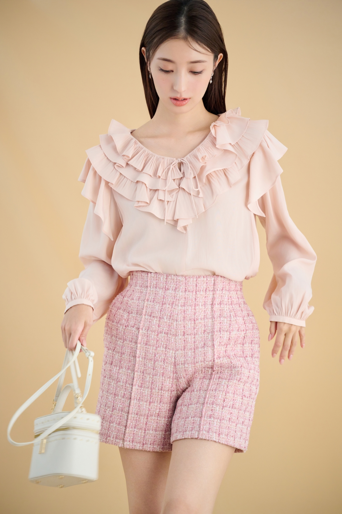 Blouse Pants Earrings Bag Shoesを着用するモデル
