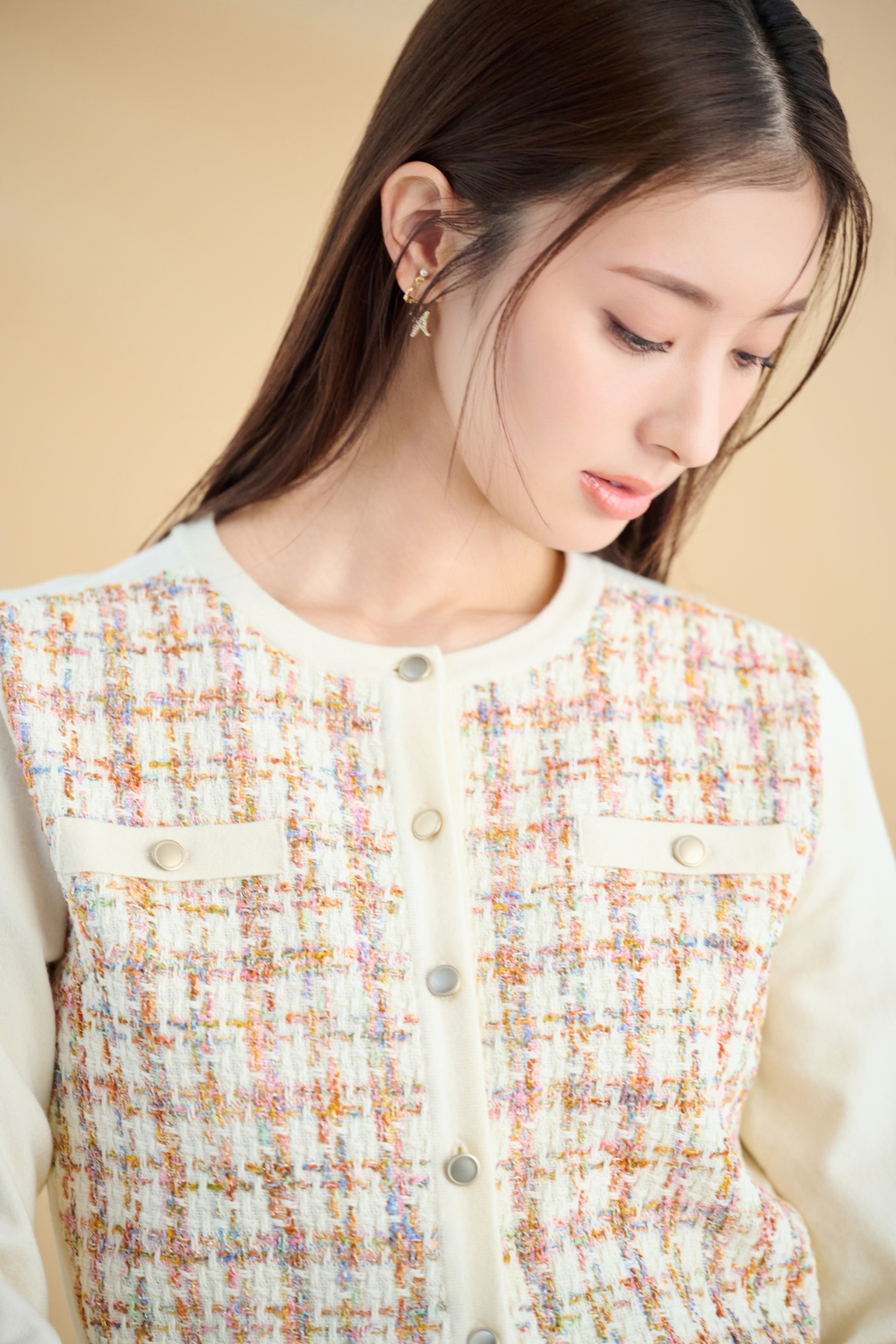 Jacket Tops Skirt Earrings Bag Shoesを着用したモデル