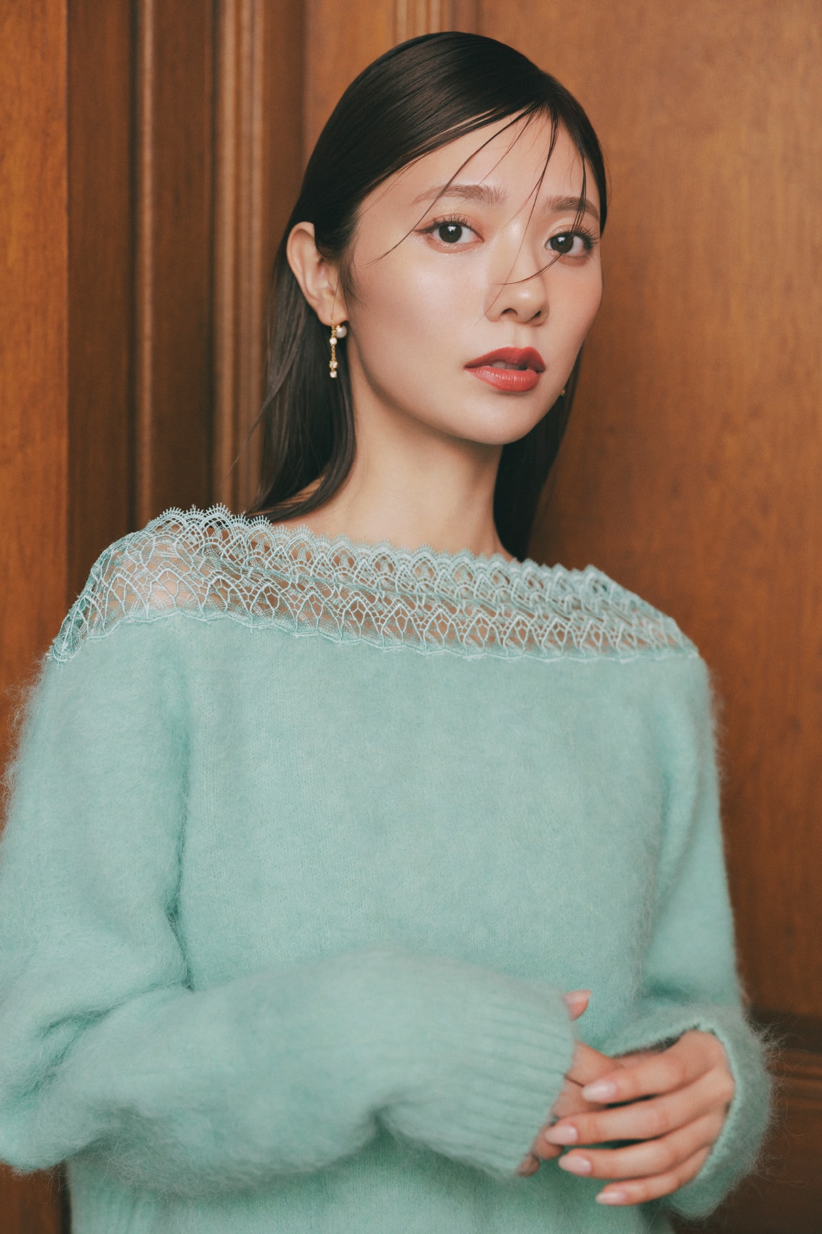 ライトグリーンのセットアップを着た女性が正面を向いている画像