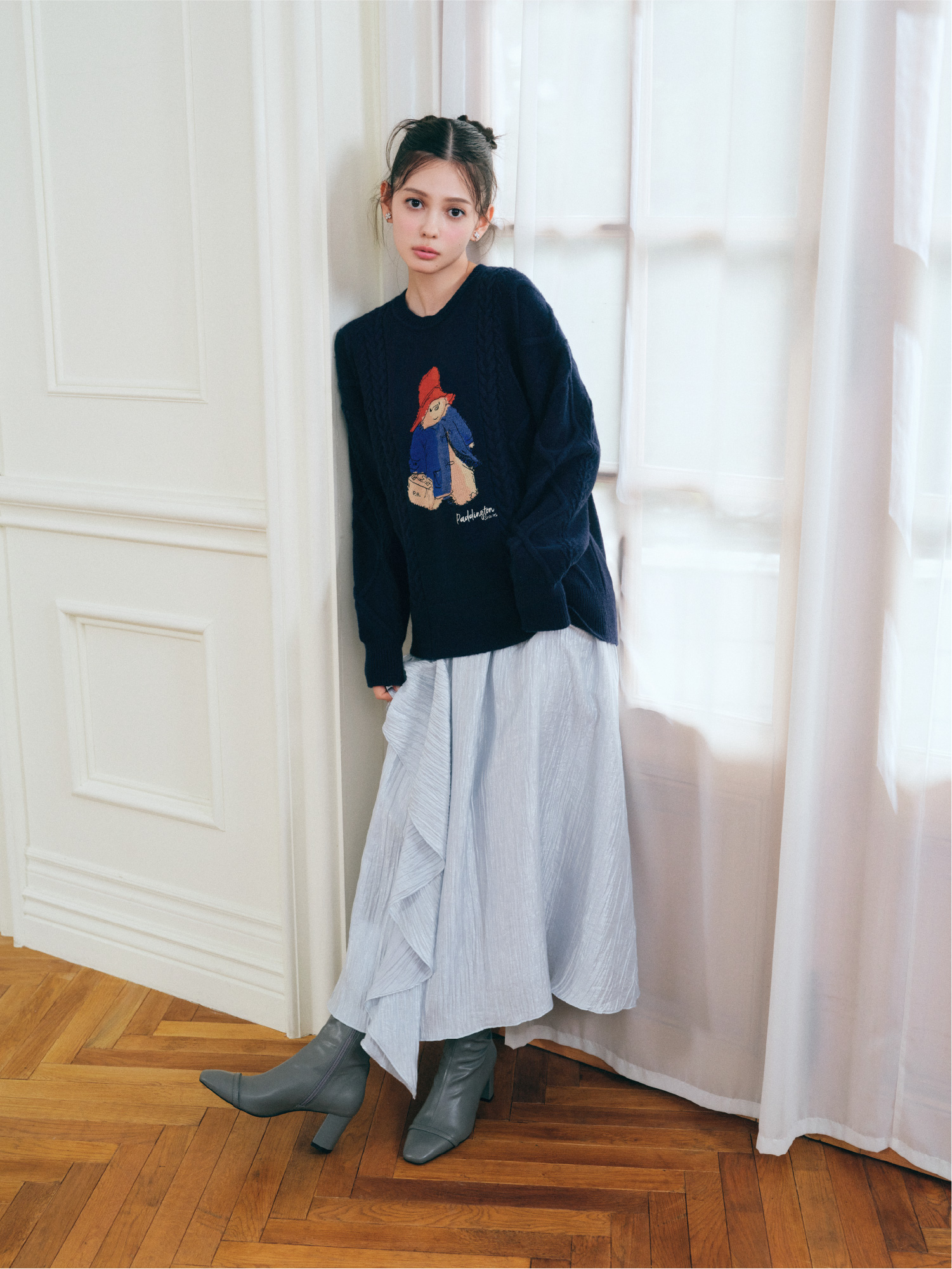 【パディントン™×CELFORD】ケーブルニットプルオーバー、シャイニーアシンメトリースカート、フラワービジューPetitイヤリング、ビジュー＆リボンクリップ付きストレッチブーツの着用イメージ