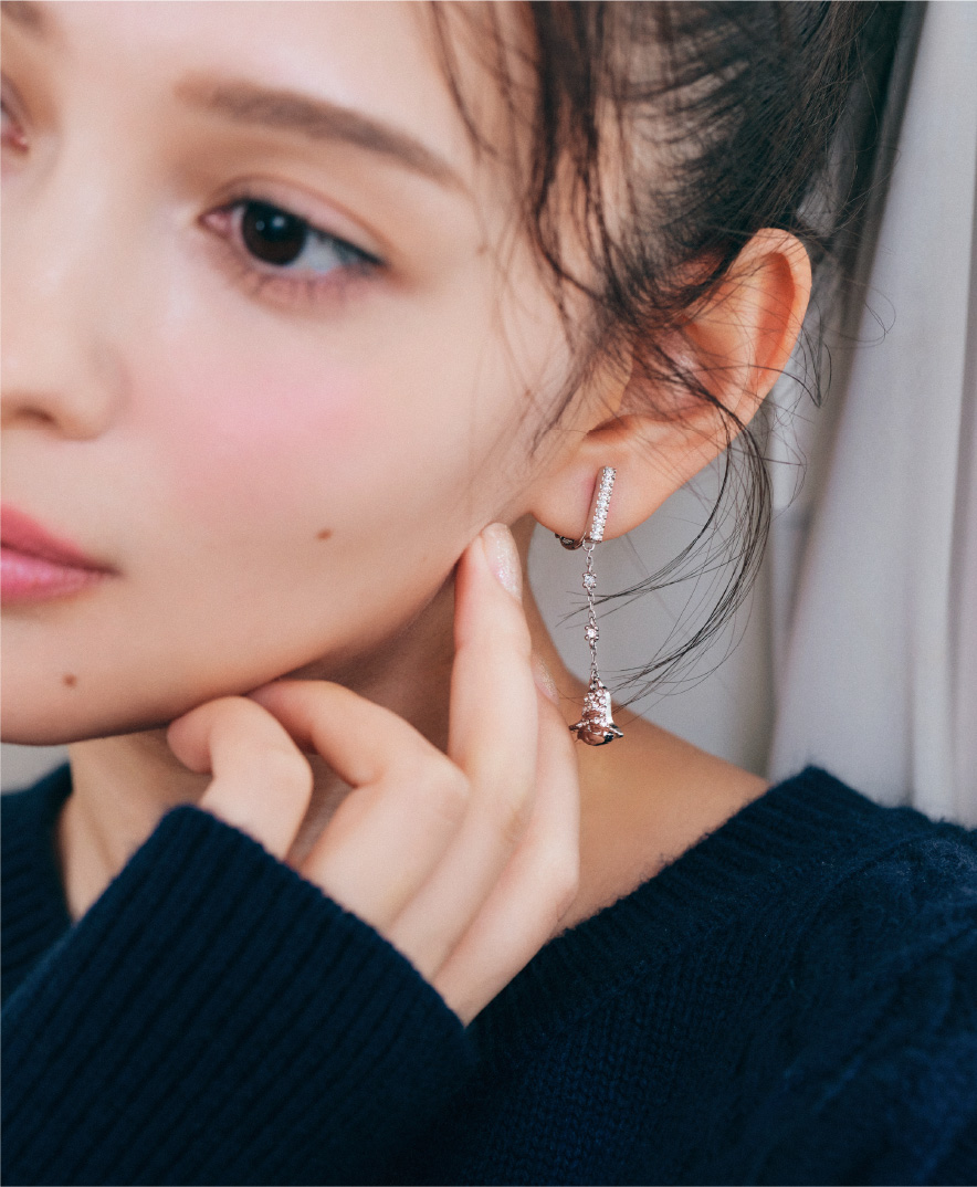 【パディントン™×CELFORD】ビジューハットイヤリングを着用した女性のイメージ