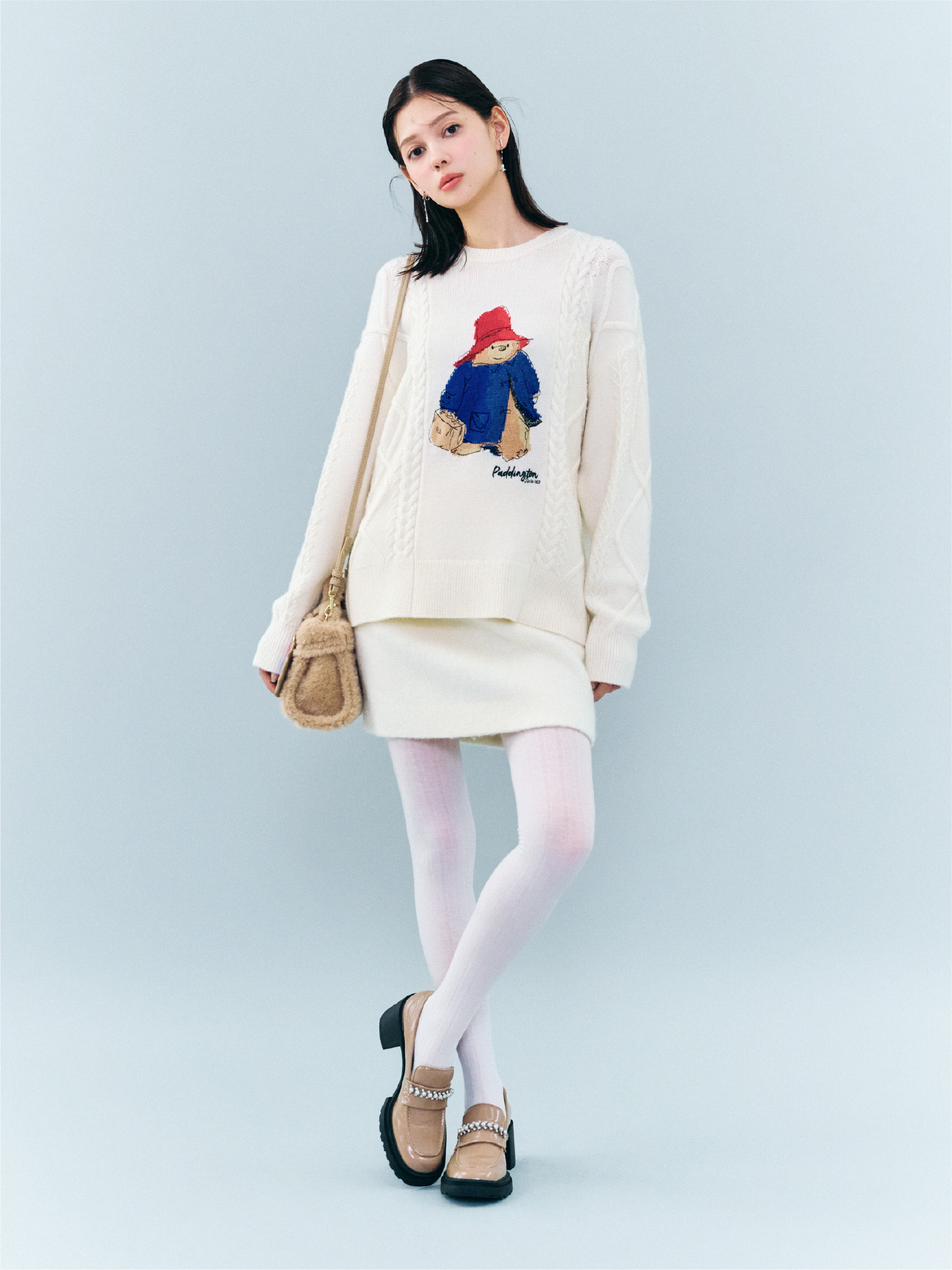 【パディントン™×CELFORD】ケーブルニットプルオーバー、バリエーションミニスカート、【パディントン™×CELFORD】ビジューハットイヤリング、【パディントン™×CELFORD】【リュタン】ビジュースタッズボアポシェット、ビジューパール付き厚底ローファーの着用イメージ