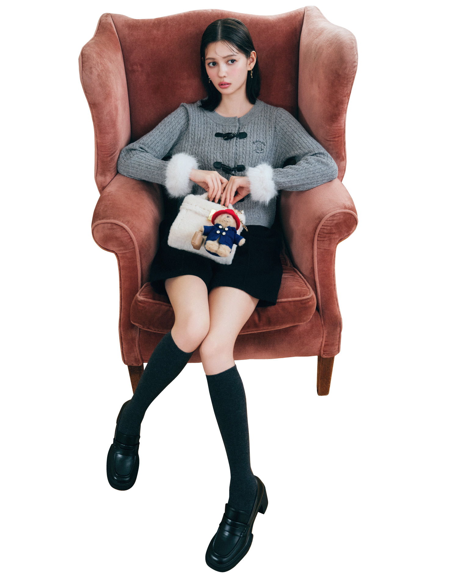 【パディントン™×CELFORD】ケーブルカーディガン、バリエミニマルショートパンツ、ショートスイングビジューピアス、【パディントン™×CELFORD】【リュタン】ビジュースタッズボアポシェット、【パディントン™×CELFORD】ビジューアクセントぬいぐるみチャーム、ビジューパール付き厚底ローファーの着用イメージ