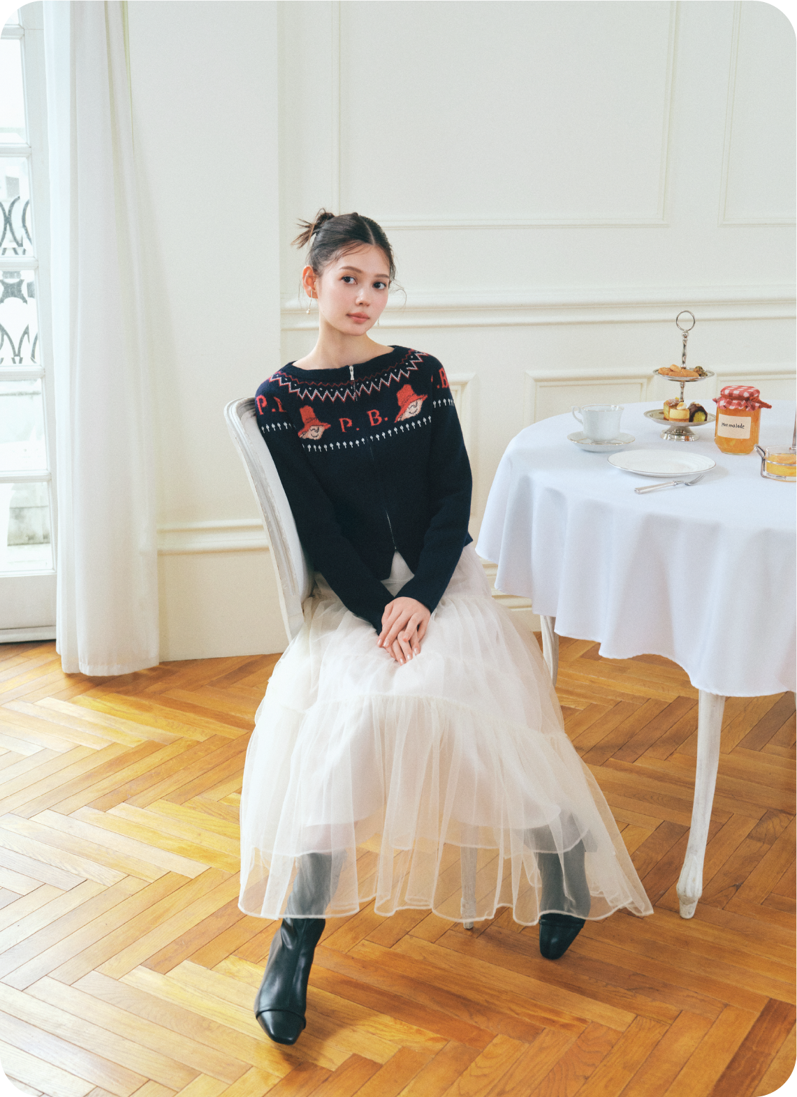 【パディントン™×CELFORD】ダブルジャガードジップカーディガン、チュールティアードスカート、【パディントン™×CELFORD】ビジューハットイヤリング、ビジュー＆リボンクリップ付きストレッチブーツの着用イメージ