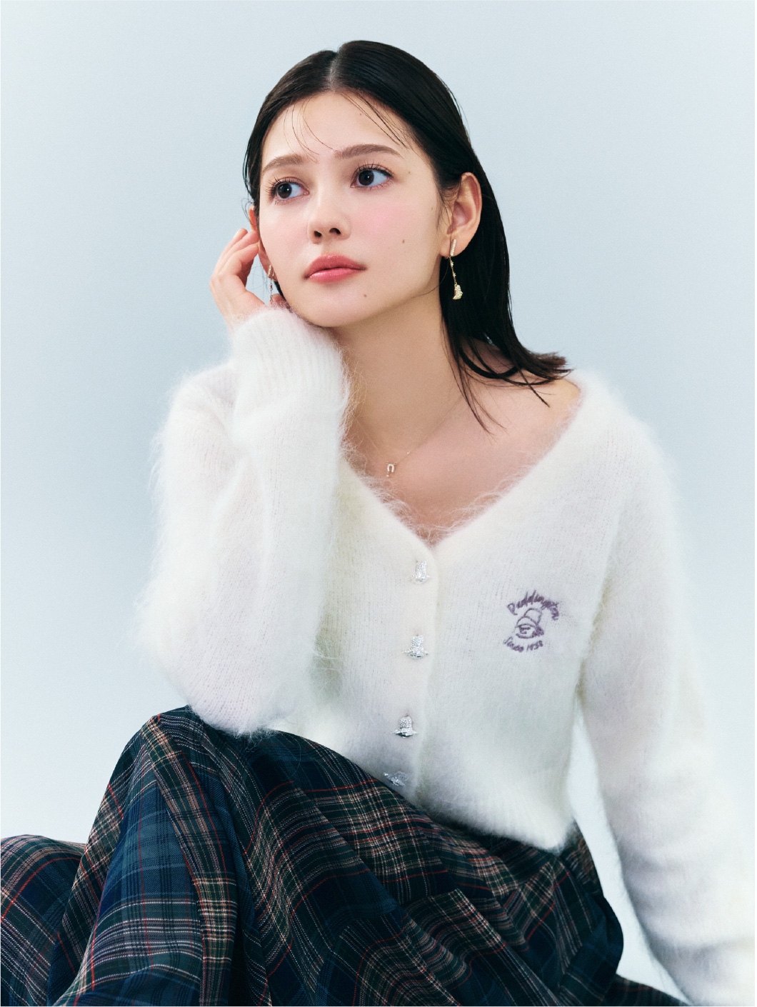 【パディントン™×CELFORD】ビジューボタンカーディガン、シアーチェックスカートを着用したモデル画像