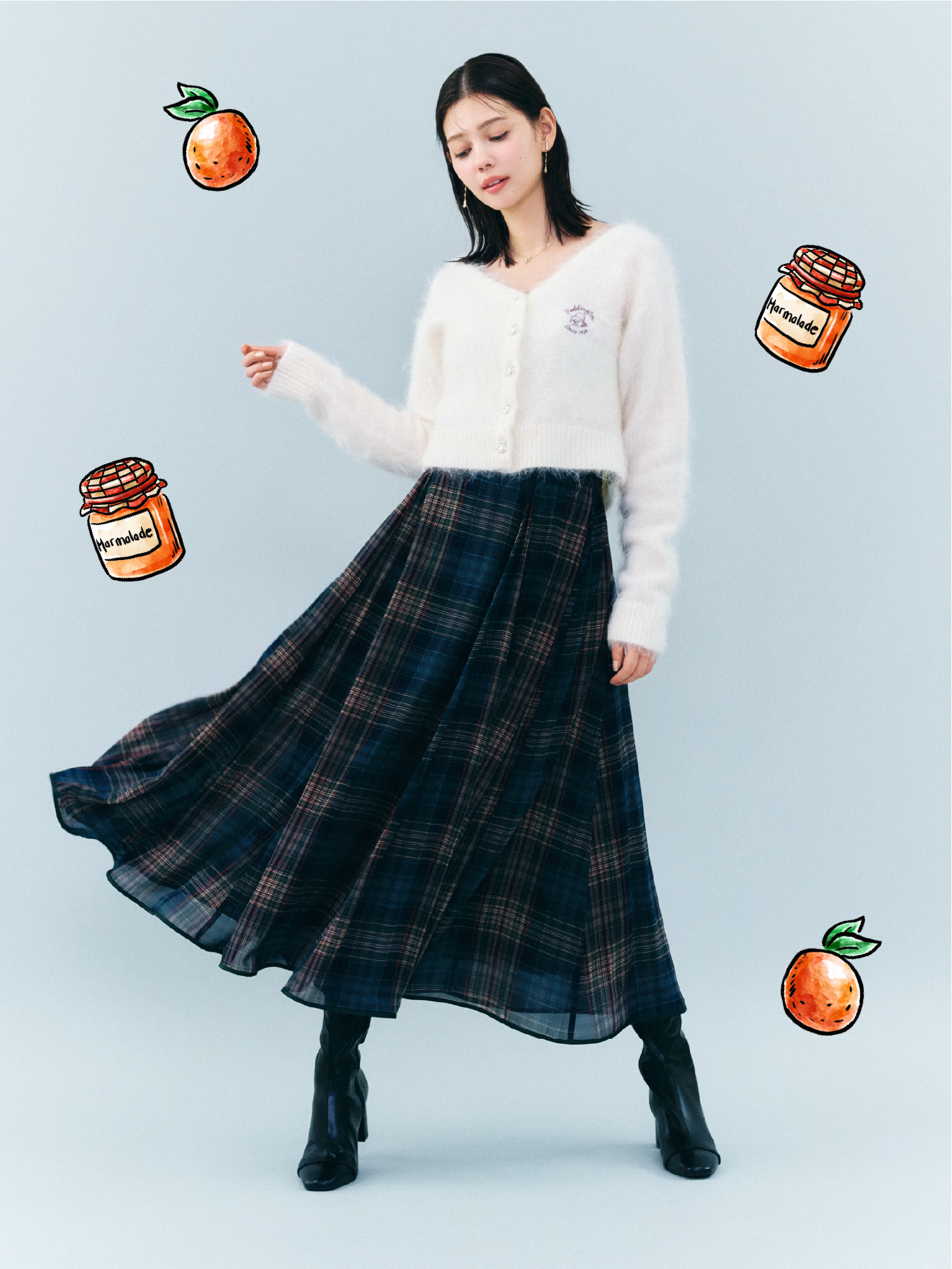 【パディントン™×CELFORD】ビジューボタンカーディガン、シアーチェックスカート、【パディントン™×CELFORD】ビジューハットイヤリング、ラッキーホースシュービジューネックレス、ビジュー＆リボンクリップ付きストレッチブーツの着用イメージ