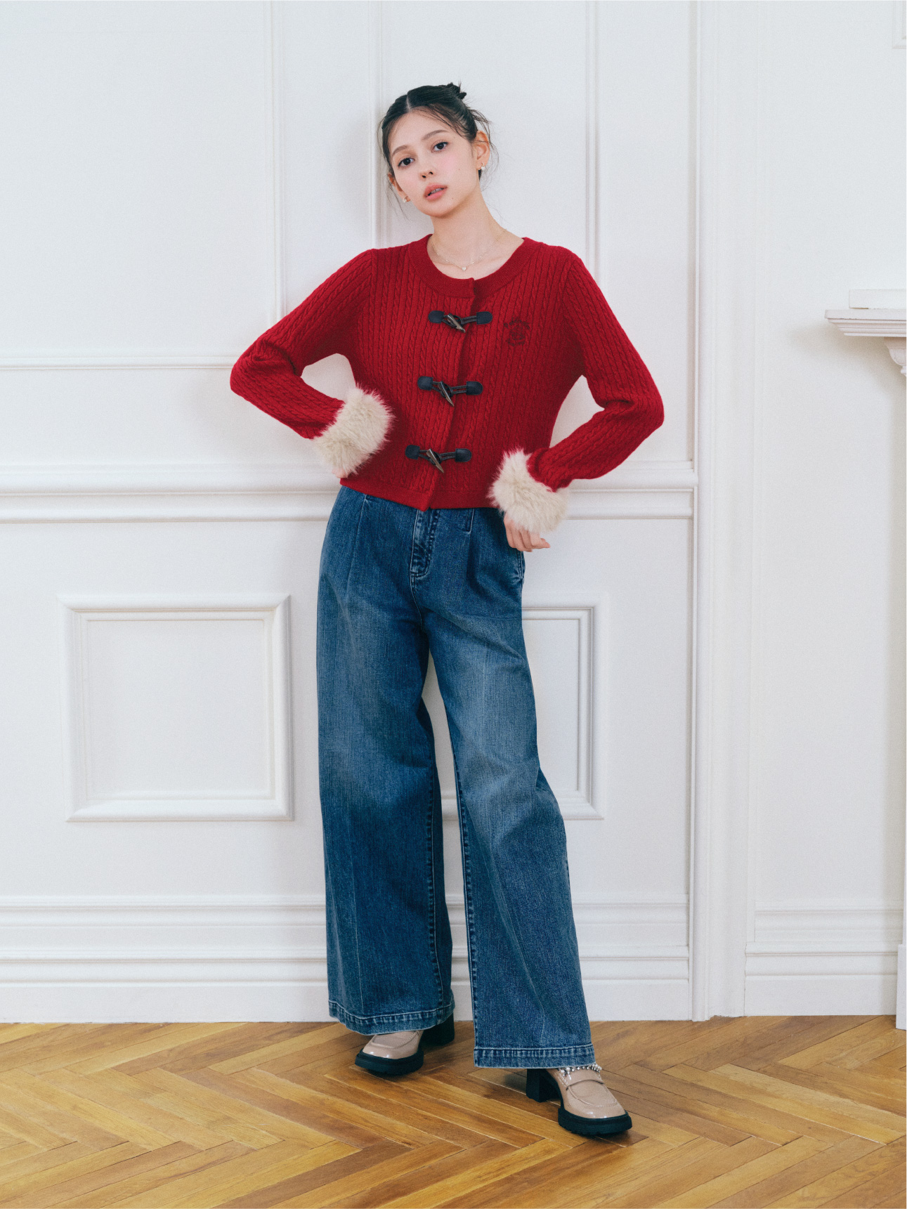 【パディントン™×CELFORD】ケーブルカーディガン、オーガニックコットンストレートデニム、パヴェビジューハートピアス、パヴェビジューハートネックレス、ビジューパール付き厚底ローファーの着用イメージ