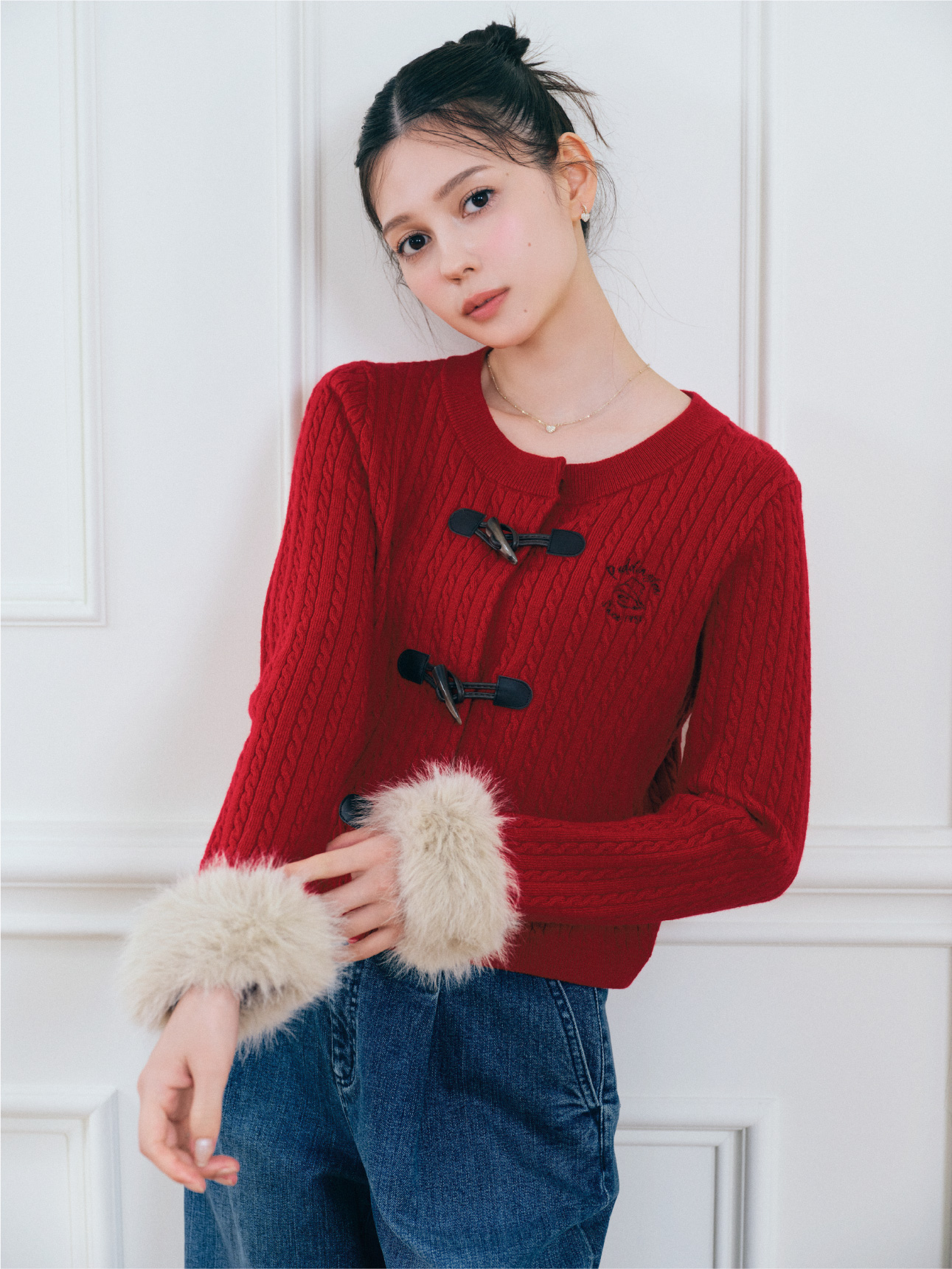 レッド色の【パディントン™×CELFORD】ケーブルカーディガンとオーガニックコットンストレートデニムを着用したモデル画像