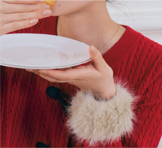 【パディントン™×CELFORD】ケーブルカーディガンを着用したイメージ画像01