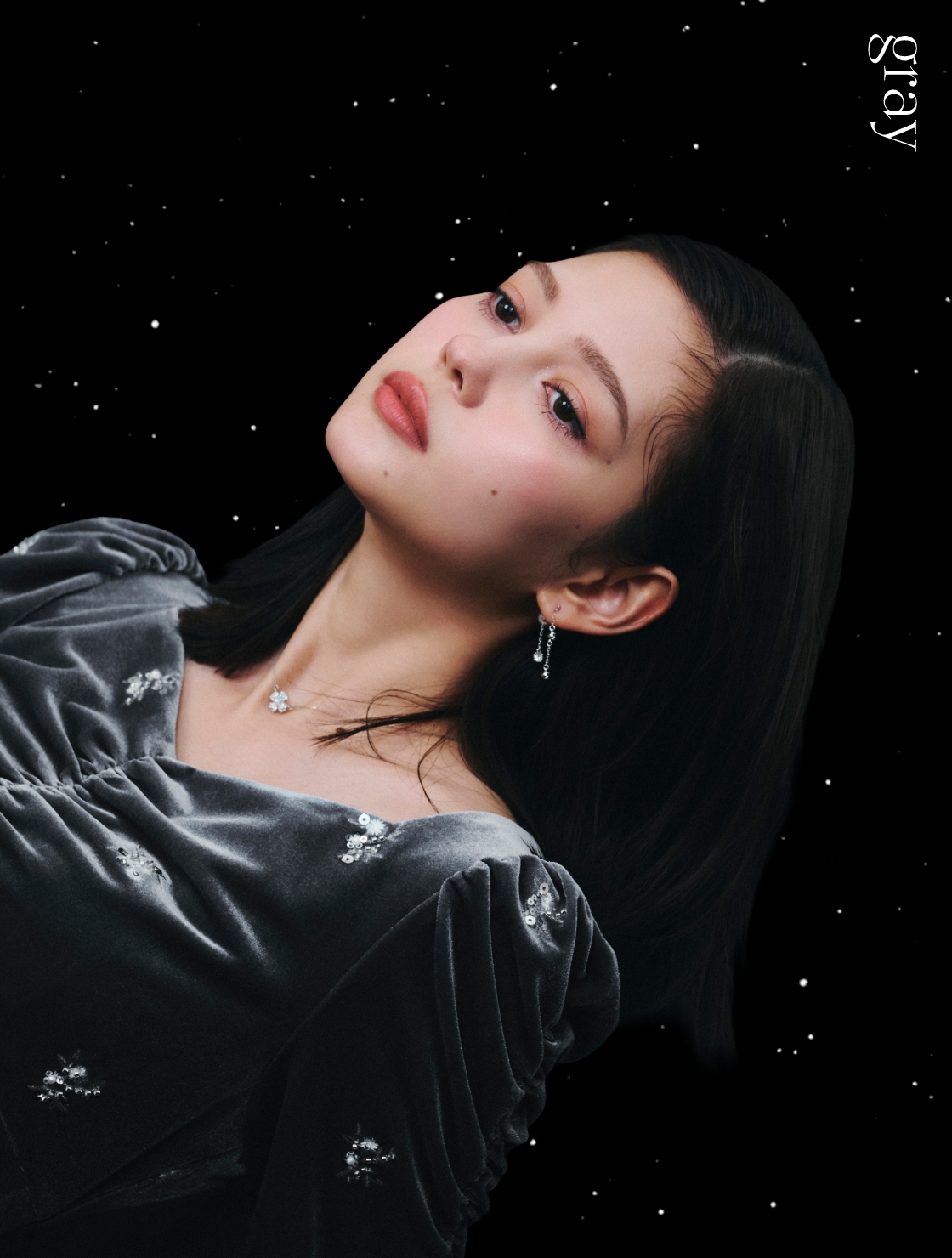 花柄刺繡ベロアワンピースを着用したモデル画像