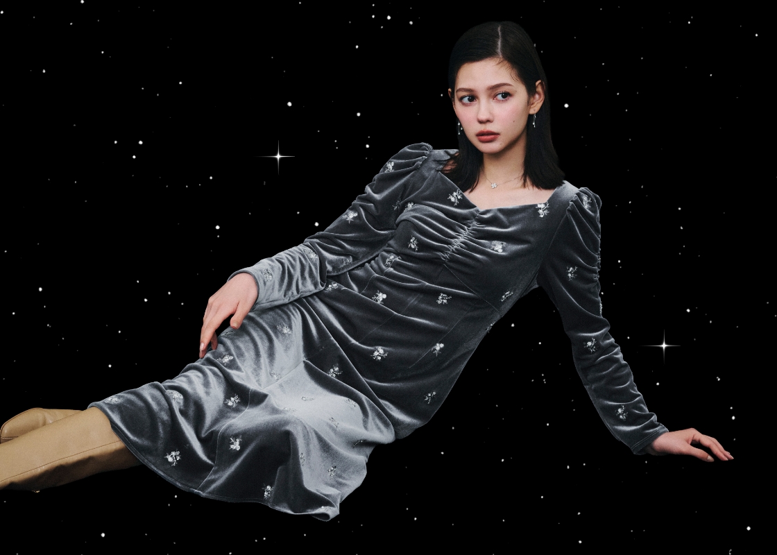 花柄刺繡ベロアワンピース、ロゴメタル付きロングブーツの着用イメージ