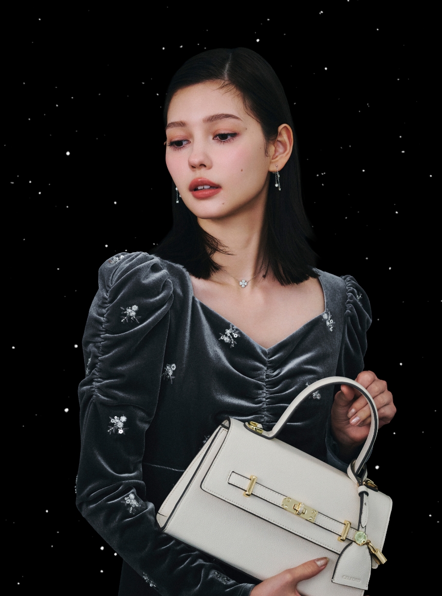 花柄刺繡ベロアワンピース、ロゴメタル付きロングブーツ、ビジューツイストバックルハンドバッグの着用イメージ