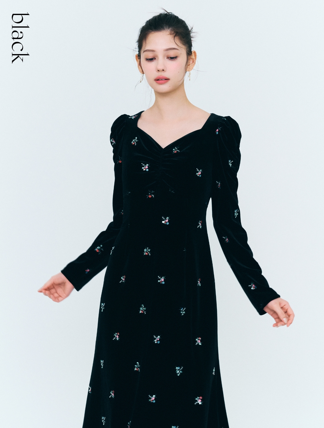 ブラック色の花柄刺繡ベロアワンピースを着用したモデル画像