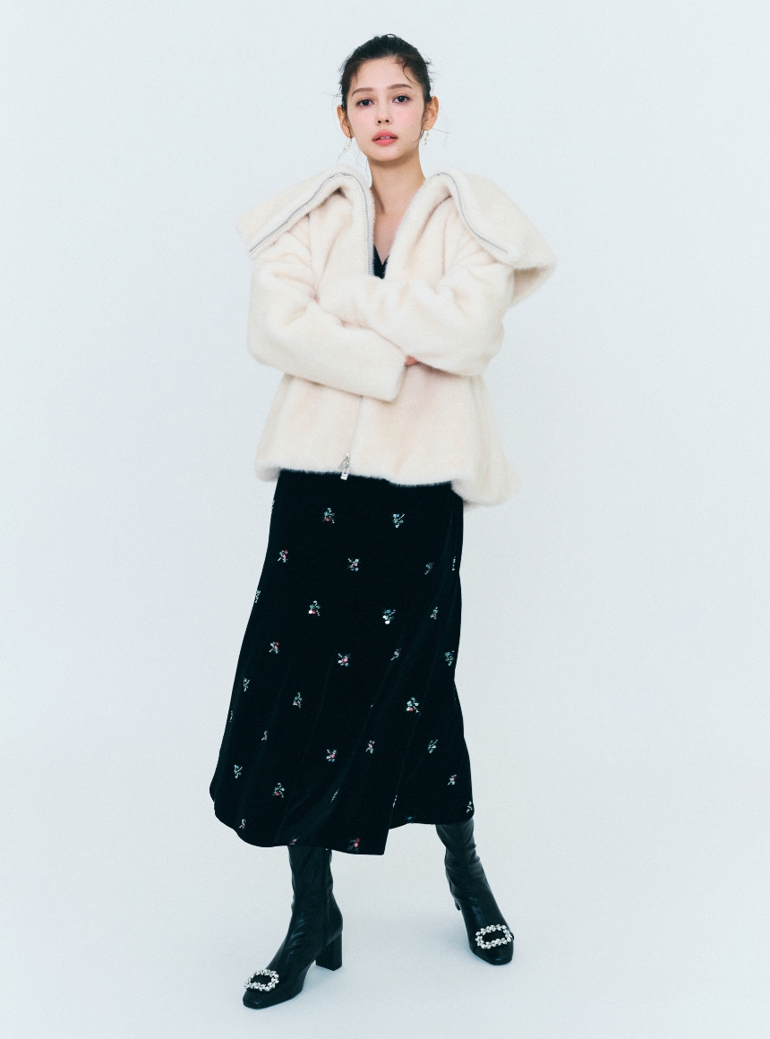 ビッグカラーペプラムファージャケット、花柄刺繡ベロアワンピースを着用した女性のイメージ