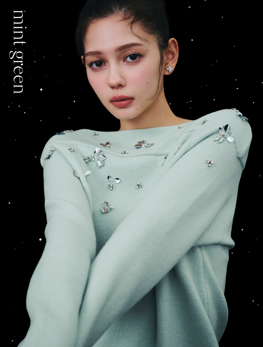 ミント色のペタルビジューニットワンピースを着用したモデル画像