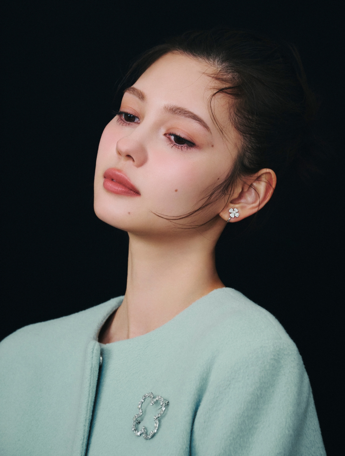 カシミヤ混ノーカラーコート、フラワーモチーフビジューブローチを着用したモデル画像