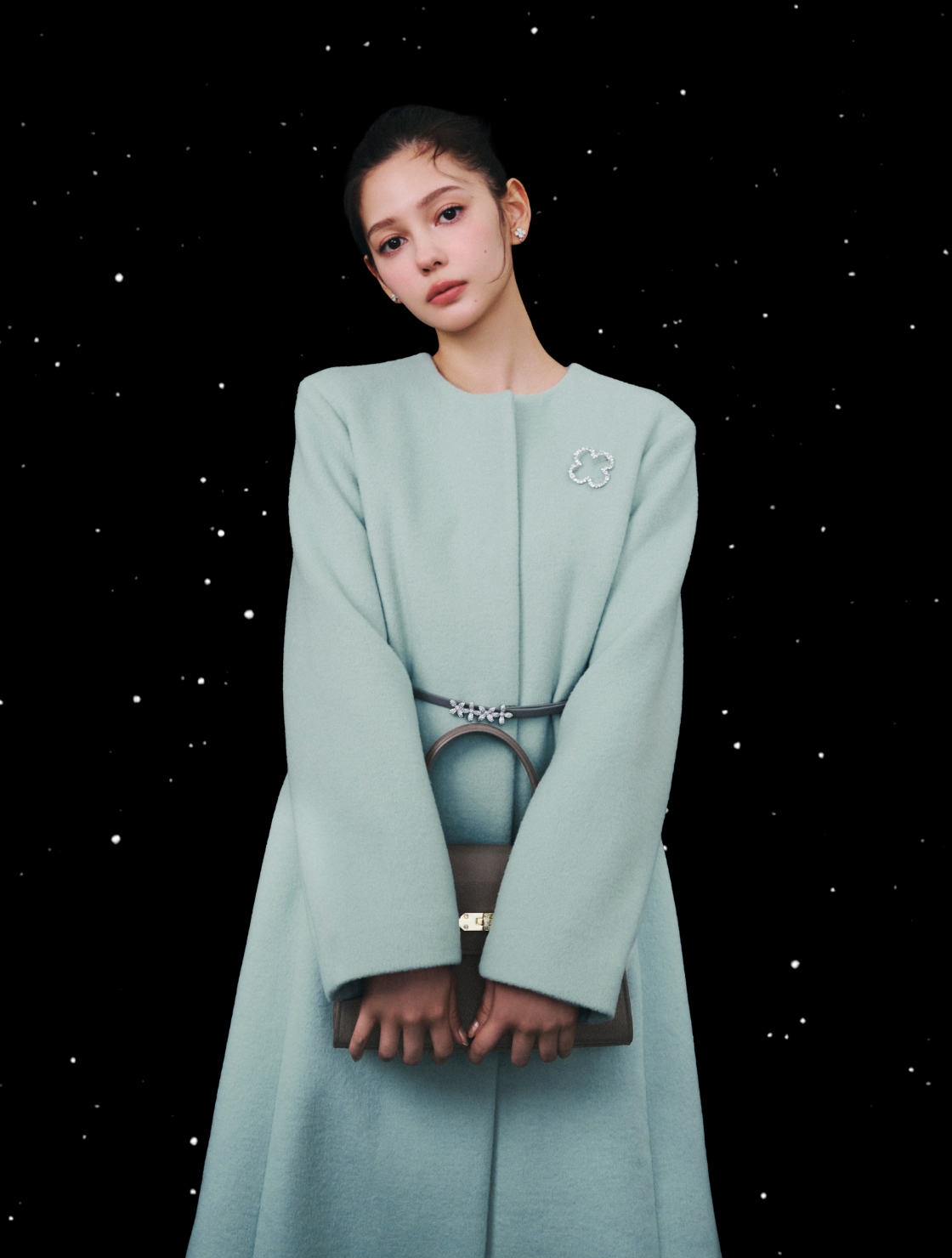 カシミヤ混ノーカラーコート、ペタルビジューニットワンピース、フラワービジューPetitイヤリング、フラワーモチーフビジューブローチ、フラワービジュースライドベルト、ビジューツイストバックルハンドバッグ、ビジュー＆リボンクリップ付きストレッチブーツの着用イメージ