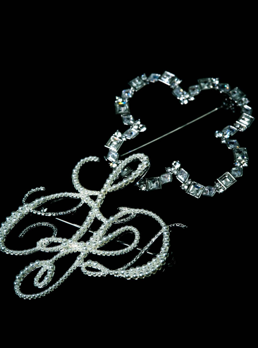 フラワーモチーフビジューブローチ、カリグラフィーロゴパールブローチ商品画像