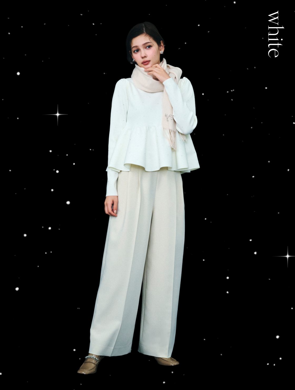 ホットフィットビジューペプラムニットプルオーバー、ハイウエストワイドパンツ、ビジューリボンイヤリング、ビジューブローチ付きカシミヤ混ストール、ビジューパール付き厚底ローファーの着用イメージ