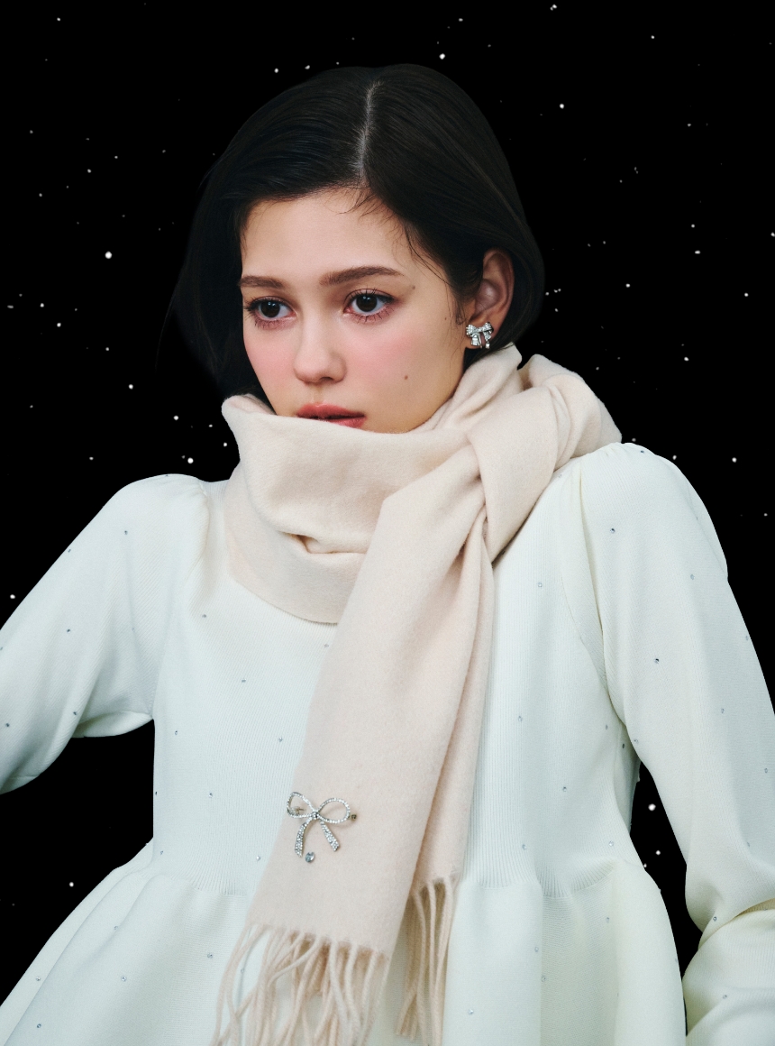 ホットフィットビジューペプラムニットプルオーバー、ビジューブローチ付きカシミヤ混ストールを着用したモデル画像