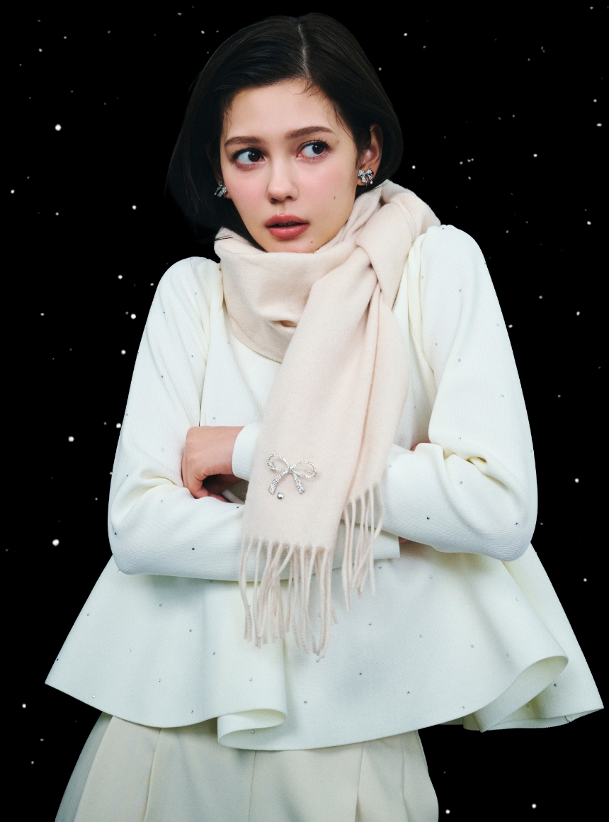 ホットフィットビジューペプラムニットプルオーバー、ハイウエストワイドパンツ、ビジューブローチ付きカシミヤ混ストールを着用した女性のイメージ