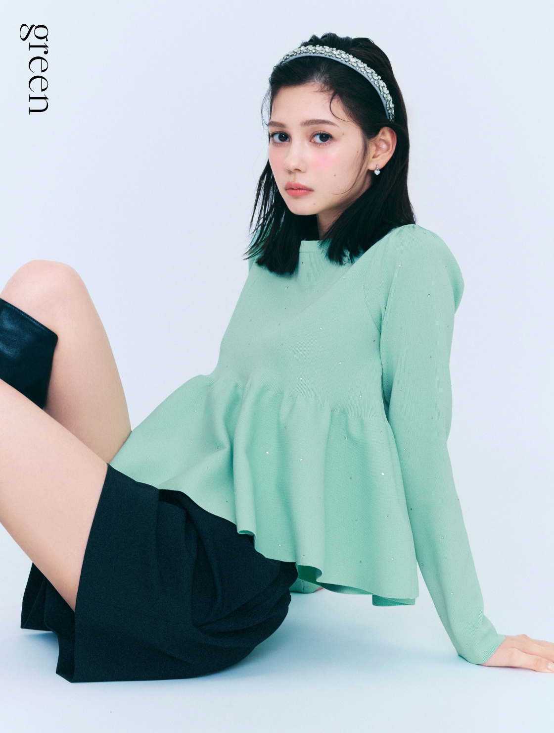 ホットフィットビジューペプラムニットプルオーバー、バリエーションショートパンツ、ビジューカチューシャ、ロゴメタル付きロングブーツを着用したモデル画像