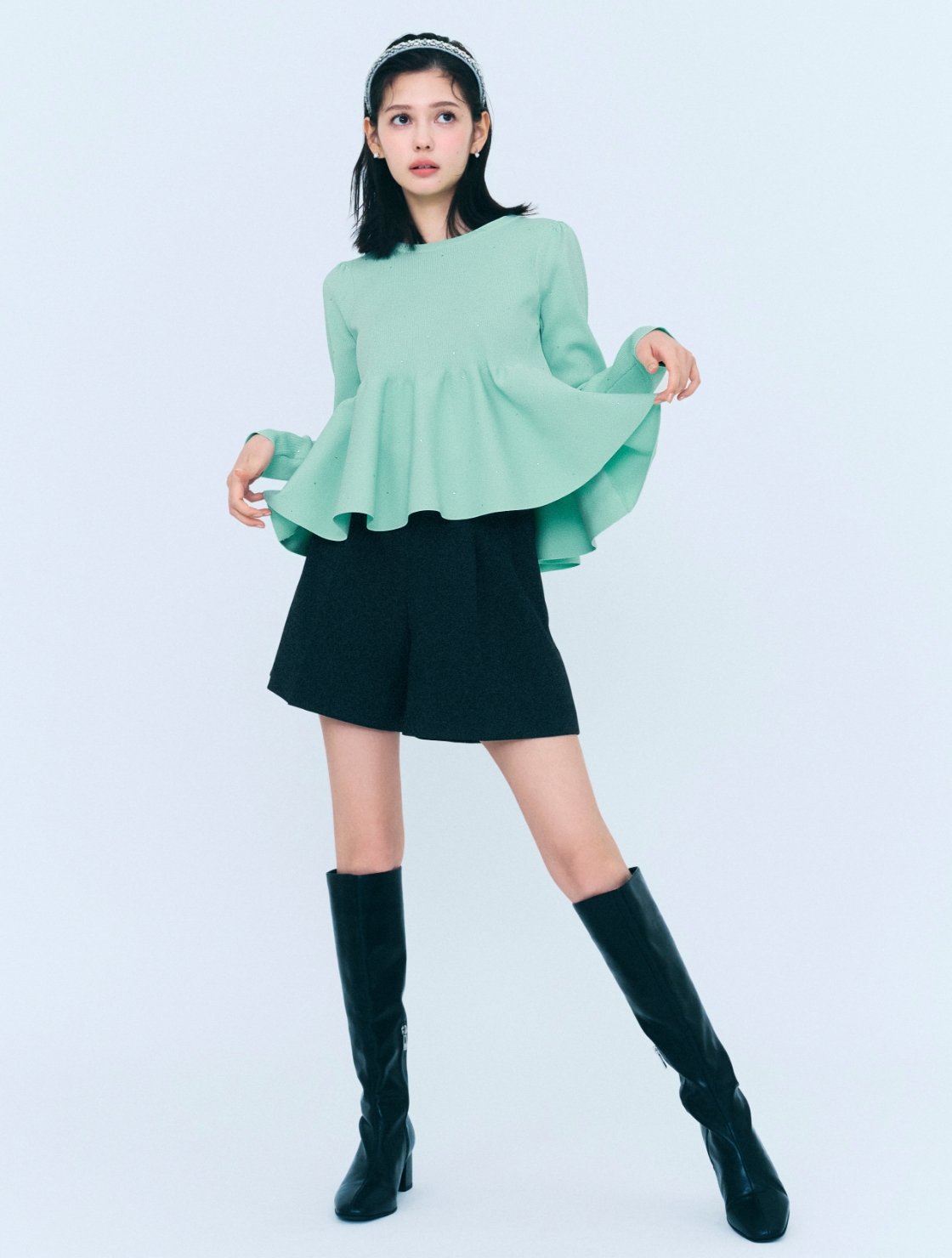 ホットフィットビジューペプラムニットプルオーバー、バリエーションショートパンツ、ビジューカチューシャ、パヴェビジューハートピアス、ロゴメタル付きロングブーツの着用イメージ