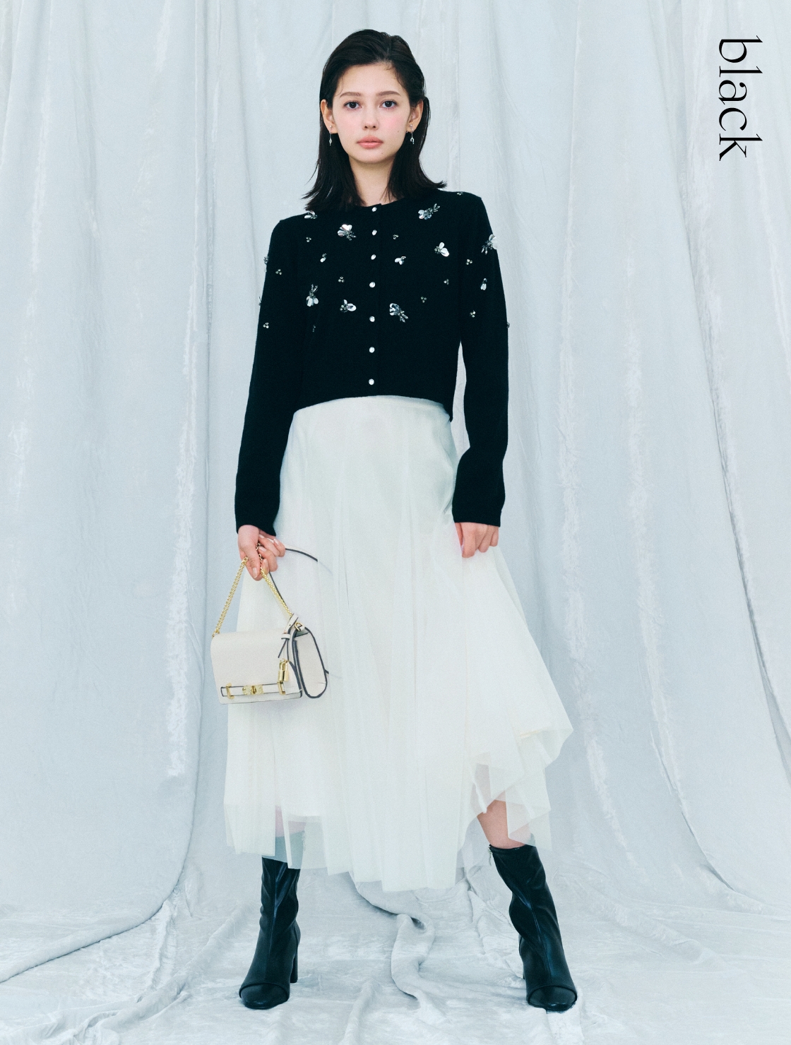 ペタルビジューカーディガン、シアーチュールスカート、ラッキーホースシュービジューイヤリング、パヴェビジューハートネックレス、ビジューツイストバックルショルダーバッグ、ビジュー＆リボンクリップ付きストレッチブーツの着用イメージ