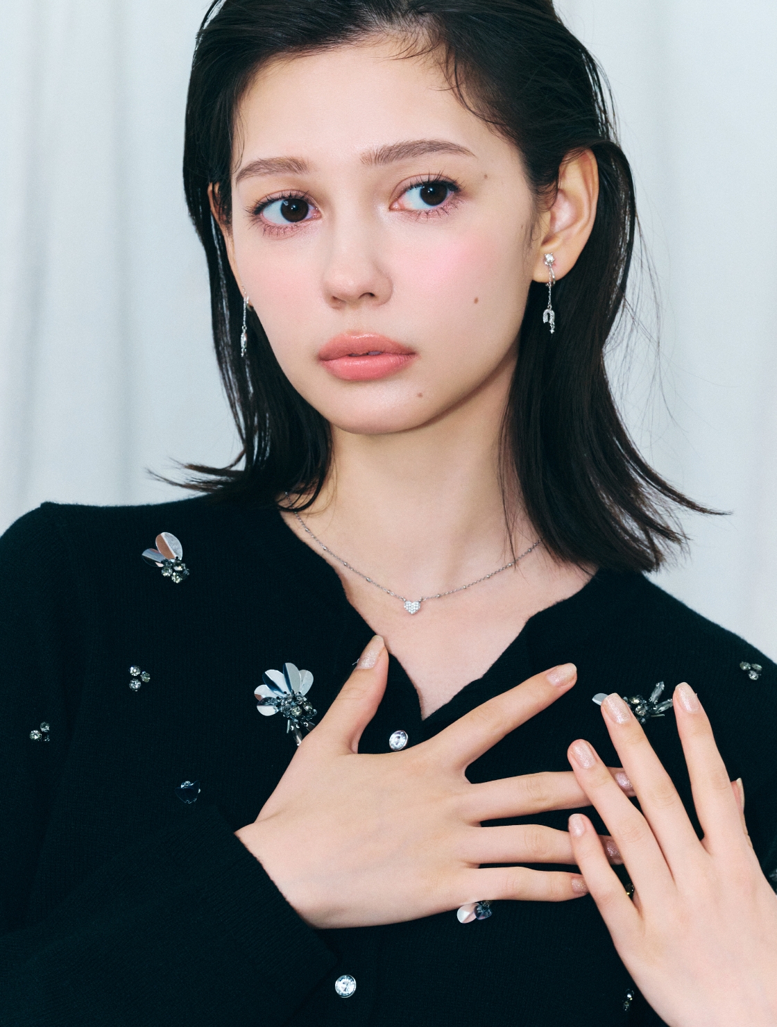 ペタルビジューカーディガン、ラッキーホースシュービジューイヤリング、パヴェビジューハートネックレスを着用したモデル画像