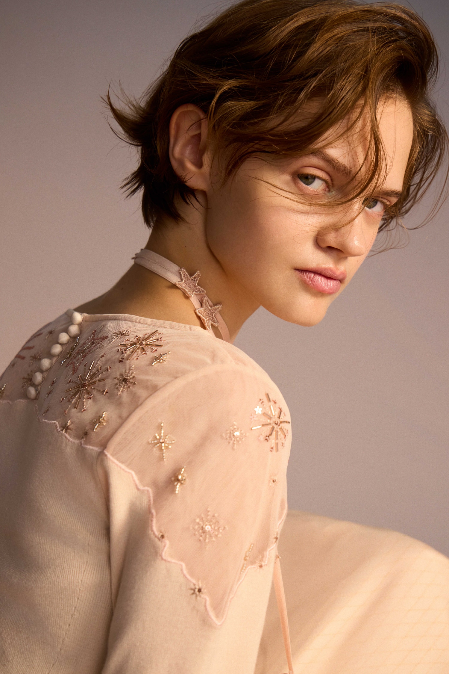 コーラル色のスターリーニットドレスの着用例