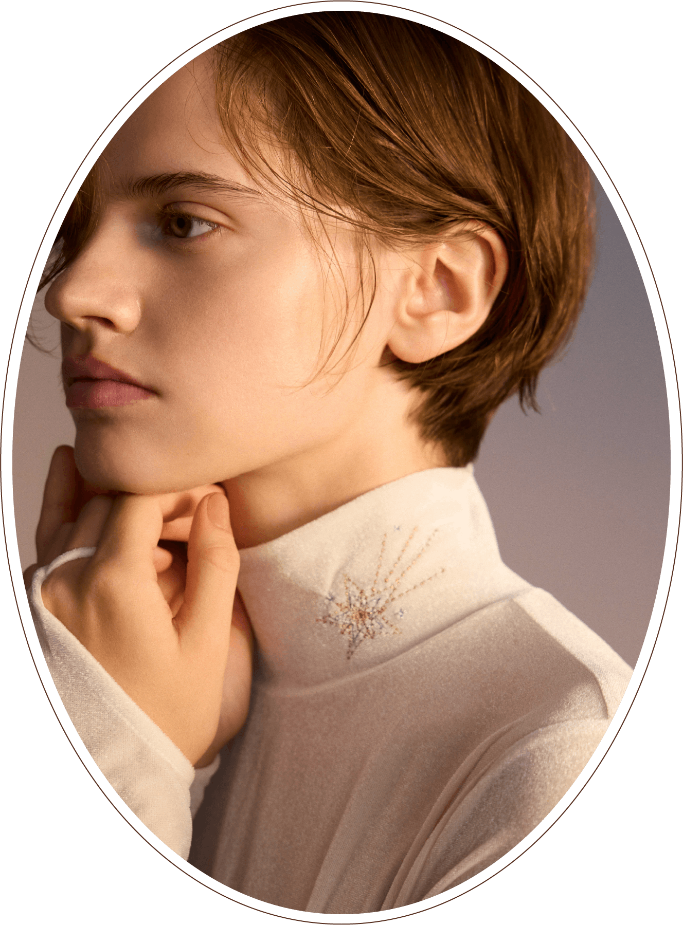 コラボスターリー刺繍ベロアトップスの首元アップ写真