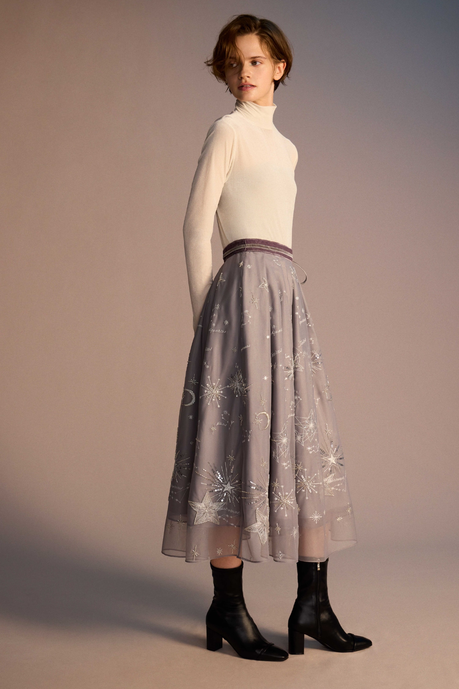 白のスターリー刺繍ベロアトップス・ライトグレーのスターリーチュールスカート・ビジュー＆リボンクリップ付きストレッチブーツの着用例
