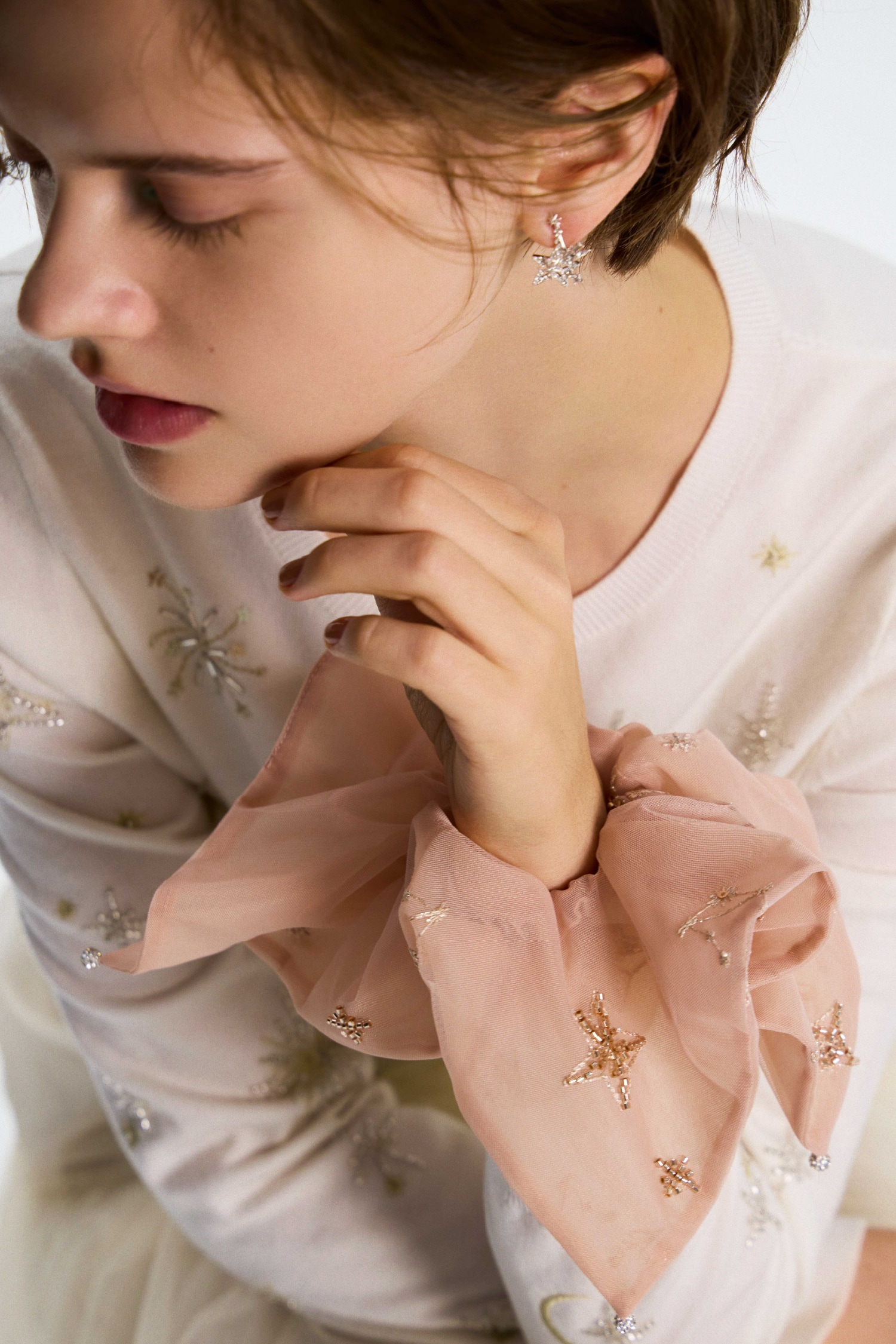 ピンクベージュのスターリーチュール刺繍シュシュのアップ画像