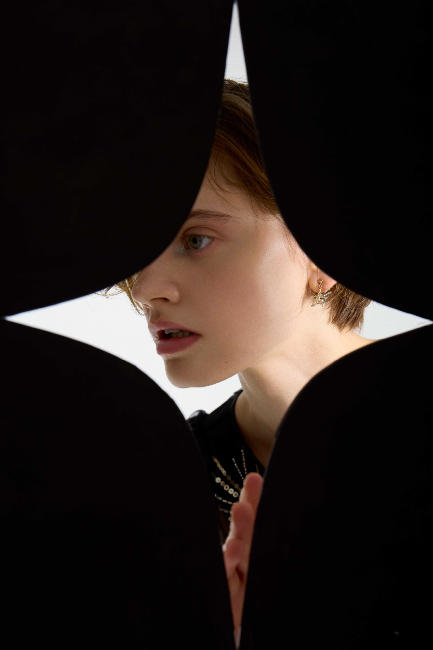 星の隙間から垣間見える黒のスターリーチュールドレスのイメージ写真