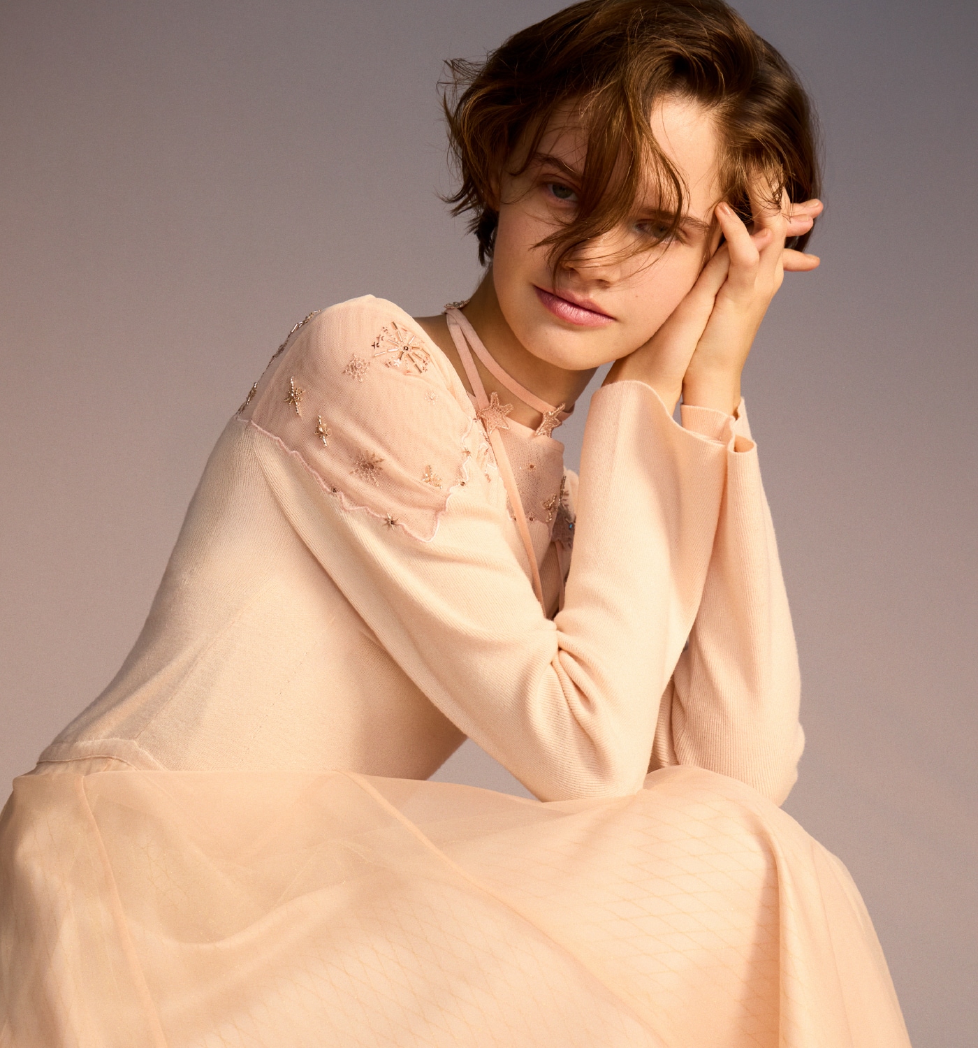 【YUMI KATSURA for CELFORD】コラボスターリーニットドレスを着た女性のメインビジュアル