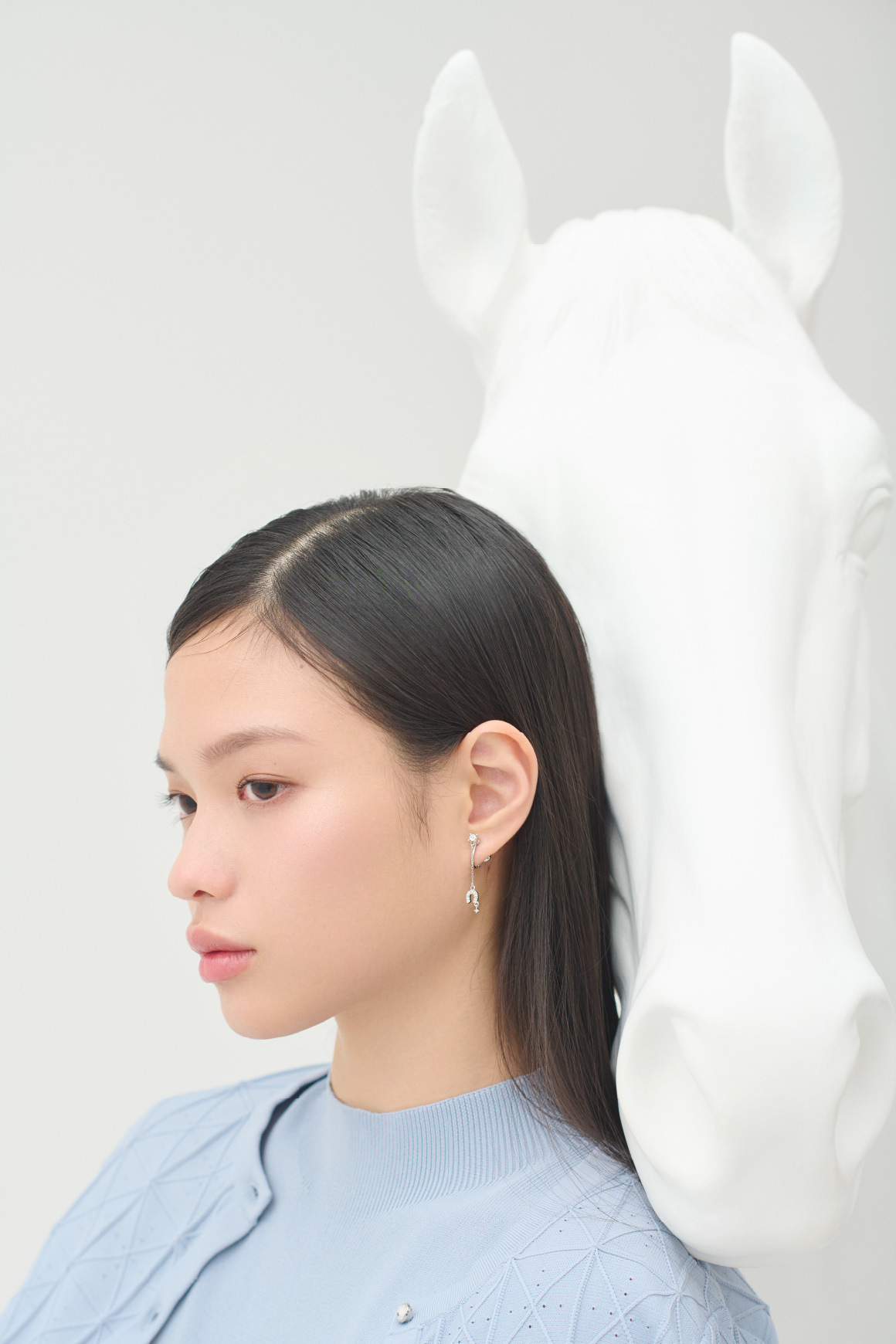 Sax Blue色の2026年お年玉企画プレートパターンニットアップを着用したモデル画像