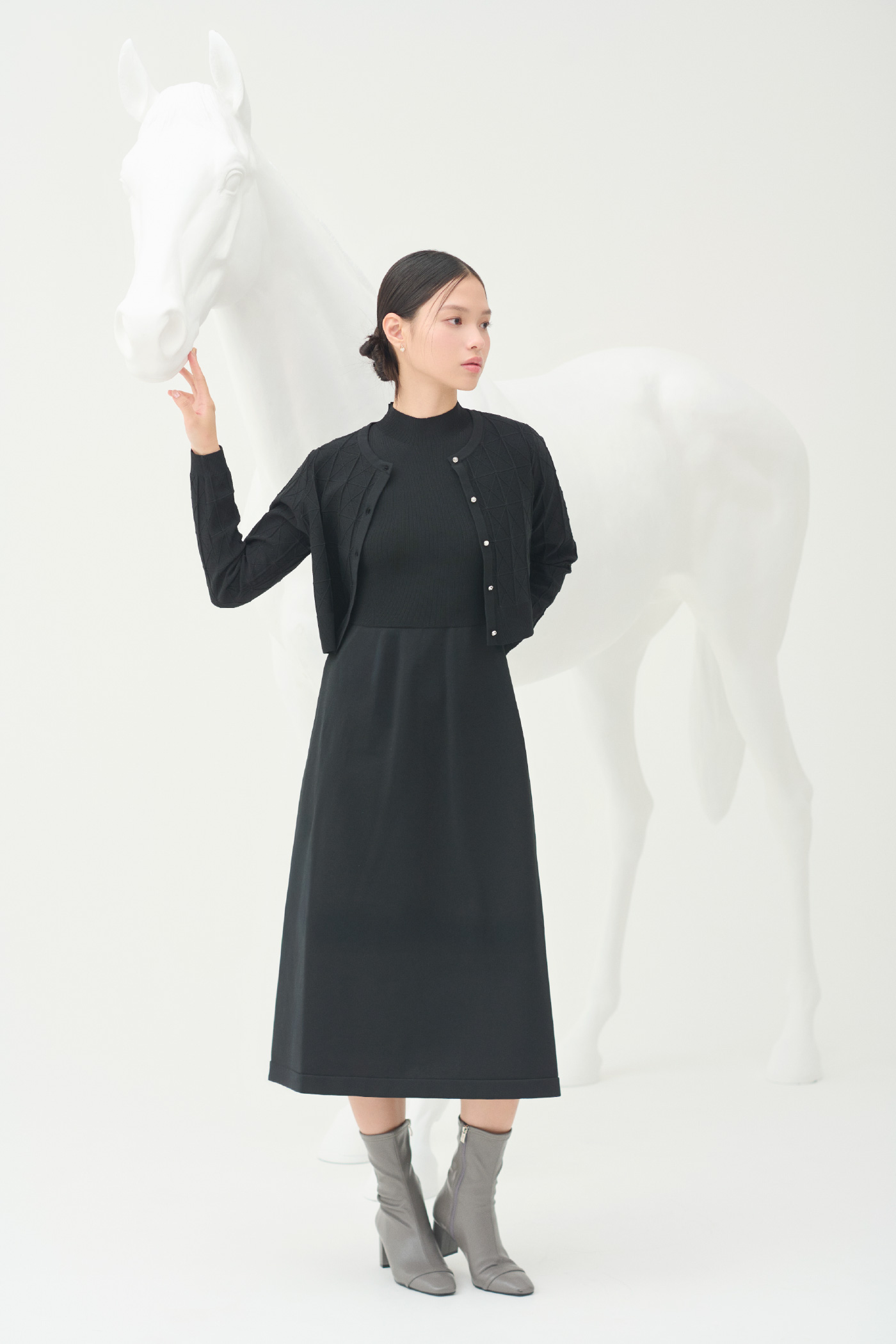 Black色の2026年お年玉企画プレートパターンニットアップ、ビジュー＆リボンクリップ付きストレッチブーツを着用したモデル画像