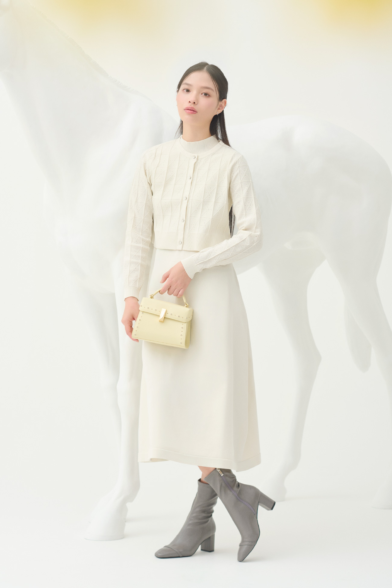 2026年お年玉企画プレートパターンニットアップ、ベロアリボンヘアバンス、リュタンビジュースタッズポシェット、ビジュー＆リボンクリップ付きストレッチブーツの着用イメージ