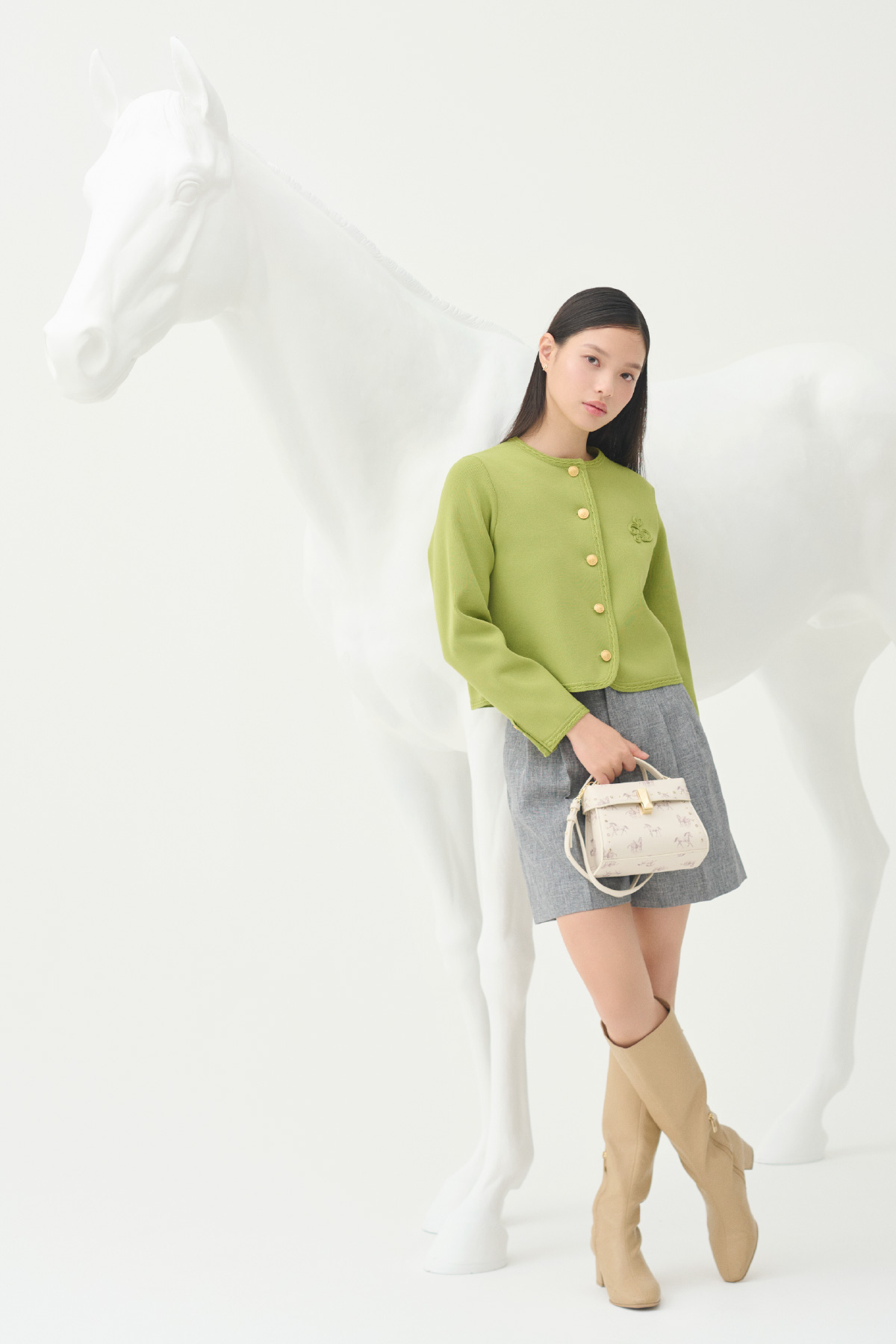 トリム総針カーディガン、バリエーションショートパンツ、ラッキーホースシュービジューピアス、【リュタン】ビジュースタッズポシェット、ロゴメタル付きロングブーツの着用イメージ