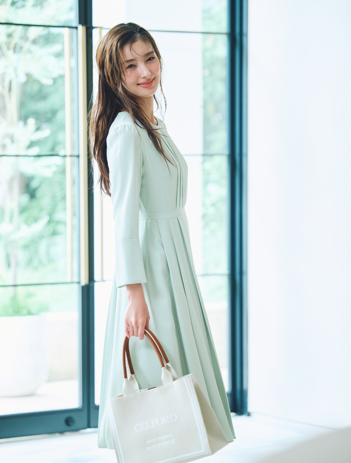 Coat/Dress/Earrings/Bag/Pumps 着用イメージ