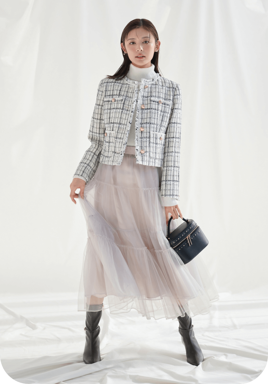 フリンジツイードジャケット、カリグラフィー刺繡シルク混リブニットプルオーバー、チュールティアードスカート、【YUMI KATSURA for CELFORD】コラボスターリービジューイヤリング、リュタンビジュースタッズバニティバッグ、ロゴチャーム付きストレッチショートブーツの着用イメージ