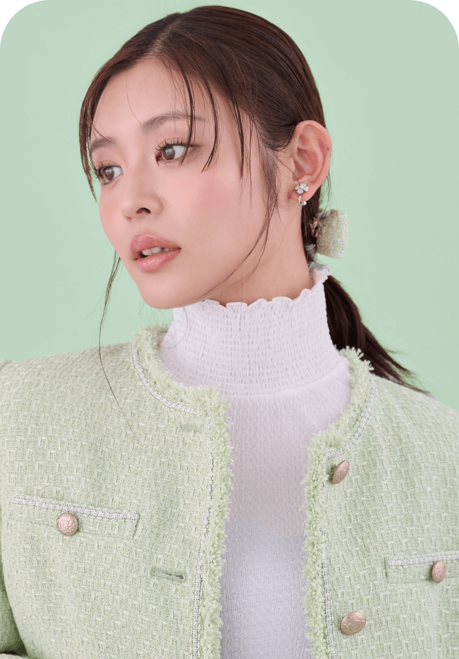 フリンジツイードジャケット、フラワービジューPetitイヤリング、シャーリングカットソートップスの着用イメージ