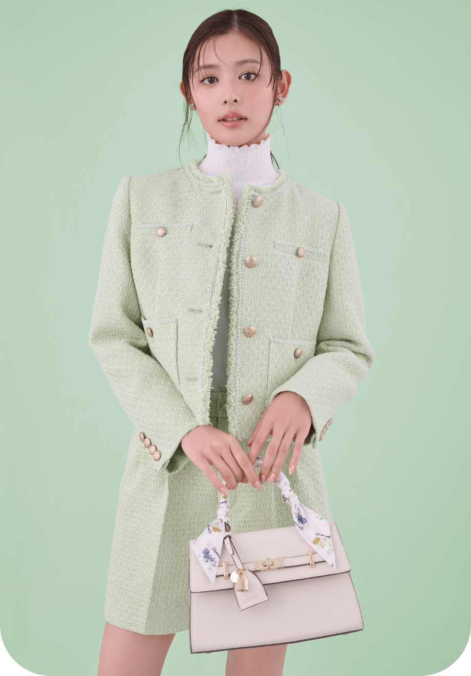 フリンジツイードジャケット、シャーリングカットソートップス、バリエーションショートパンツ、ビジューツイストバックルハンドバッグを着用したモデル画像