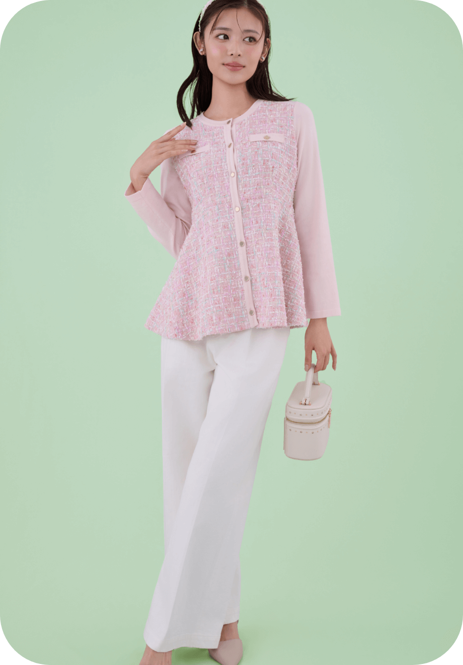 ツイードペプラムカーディガン、オーガニックコットンストレートデニム、ロゴメタル付きツイードカチューシャ、フラワービジューPetitイヤリング、リュタンビジュースタッズバニティバッグ、ロゴバックル付きバックストラップミュールの着用イメージ