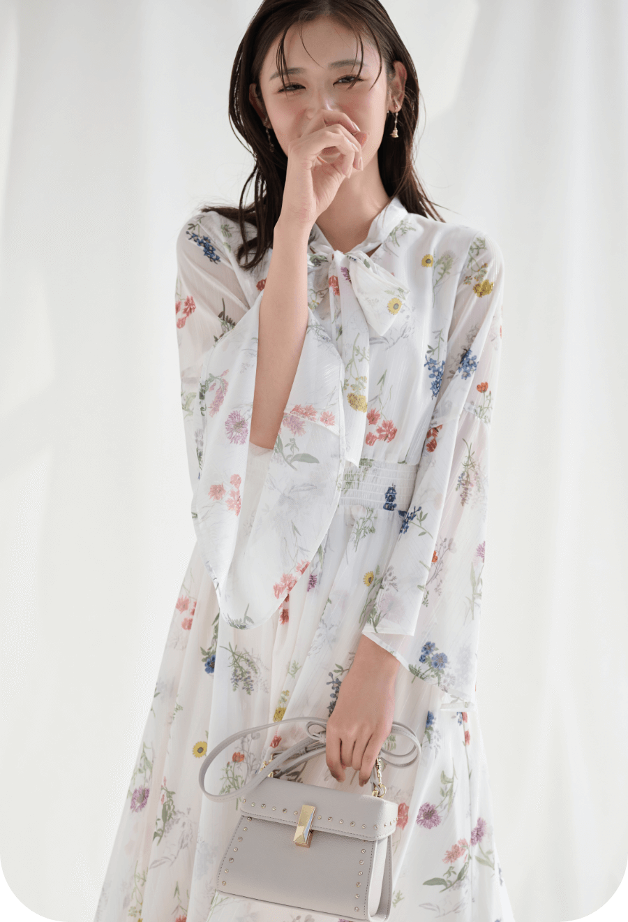 フラワープリントボウタイワンピース、【パディントン™×CELFORD】ビジューハットイヤリング、リュタンビジュースタッズポシェット、ロゴメタル付きロングブーツの着用イメージ