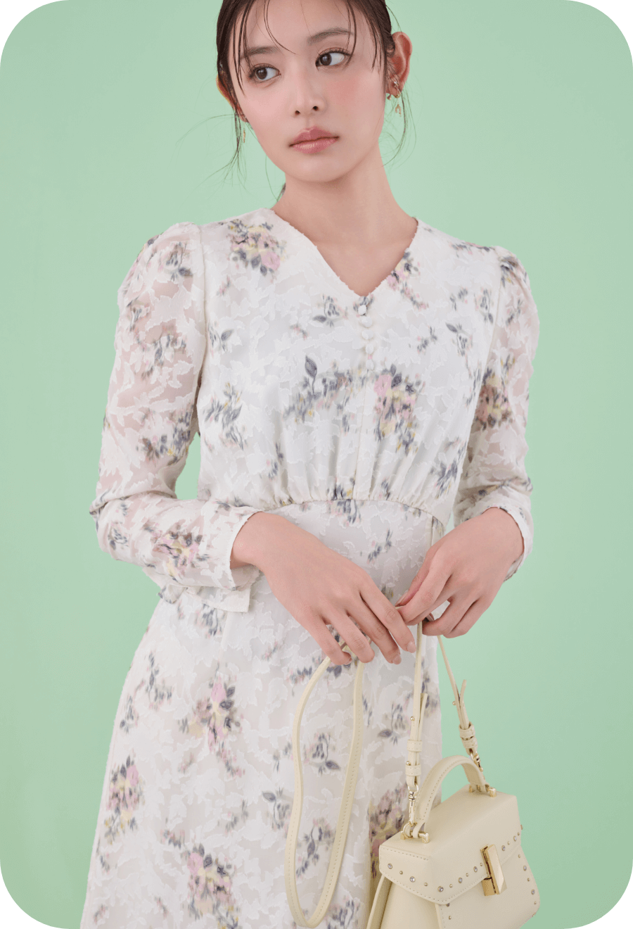 ウエストペプラムデザインワンピース、ラッキーホースシュービジューイヤリング、リュタンビジュースタッズポシェット、ロゴバックル付きバックストラップミュールの着用イメージ