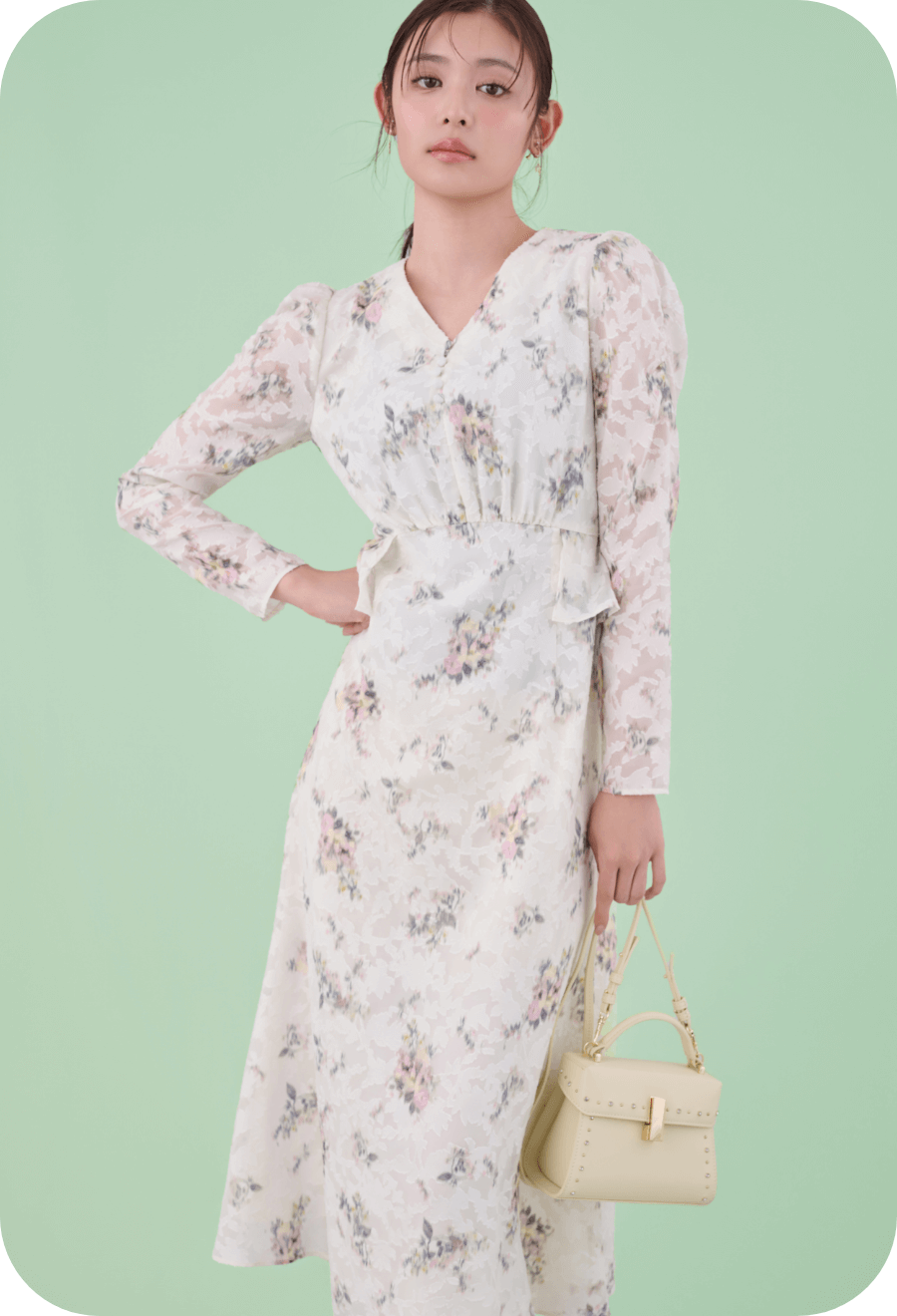 ウエストペプラムデザインワンピース、ラッキーホースシュービジューイヤリング、リュタンビジュースタッズポシェットを着用した女性のイメージ