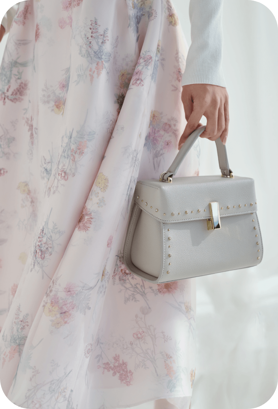 レイヤードフラワープリントスカートとリュタンビジュースタッズポシェット（Ｍ）を着用した女性のイメージ