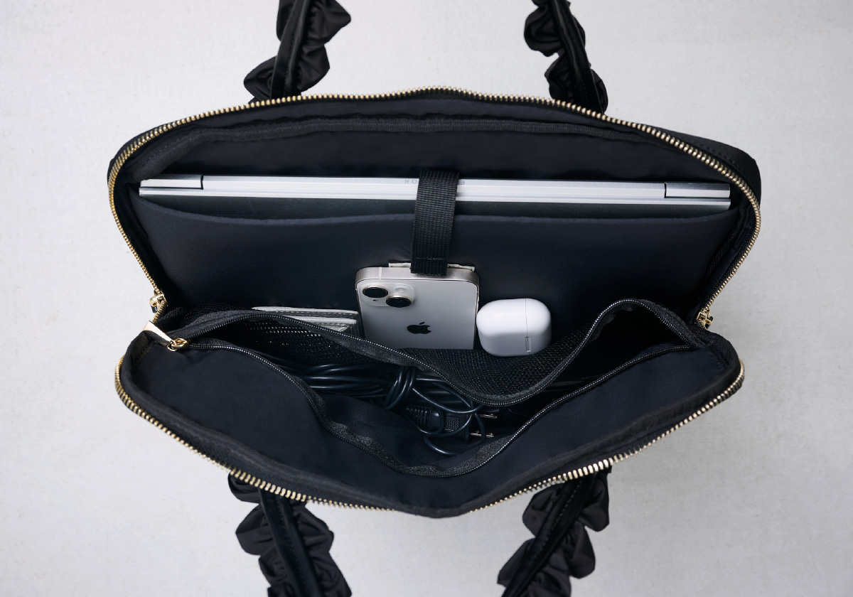 ブラック色の13インチ対応フリルラメ刺繍PCバッグの商品画像