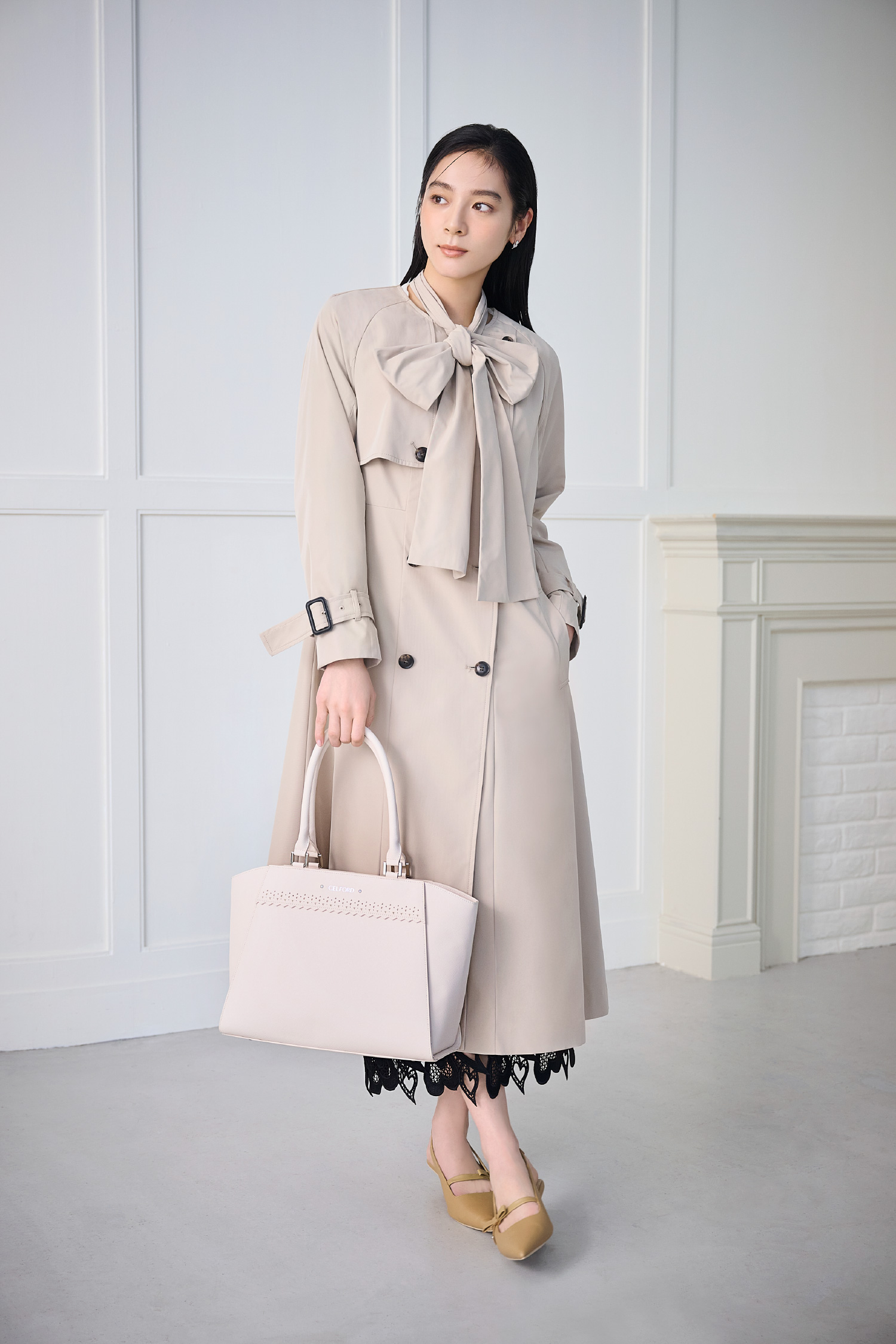 リボン付きトレンチコート、【WEB限定サイス】ハートレースタイトスカート、ビジネスバッグ（13インチPC収納可）、リボンディテールバックストラップミュールの着用イメージ